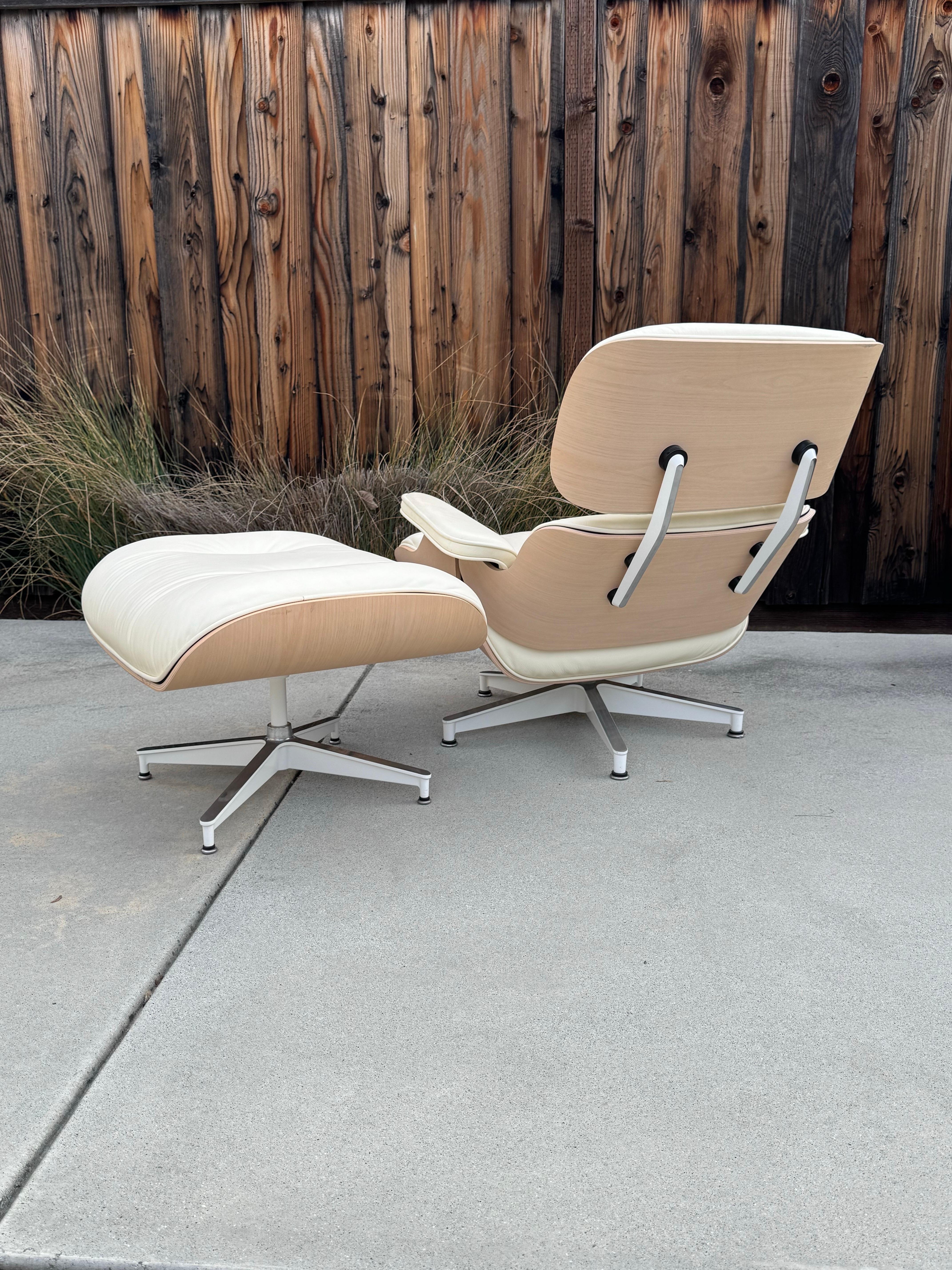 Ray and Charles Eames Sillón blanco con otomana para Herman Miller Moderno de mediados de siglo