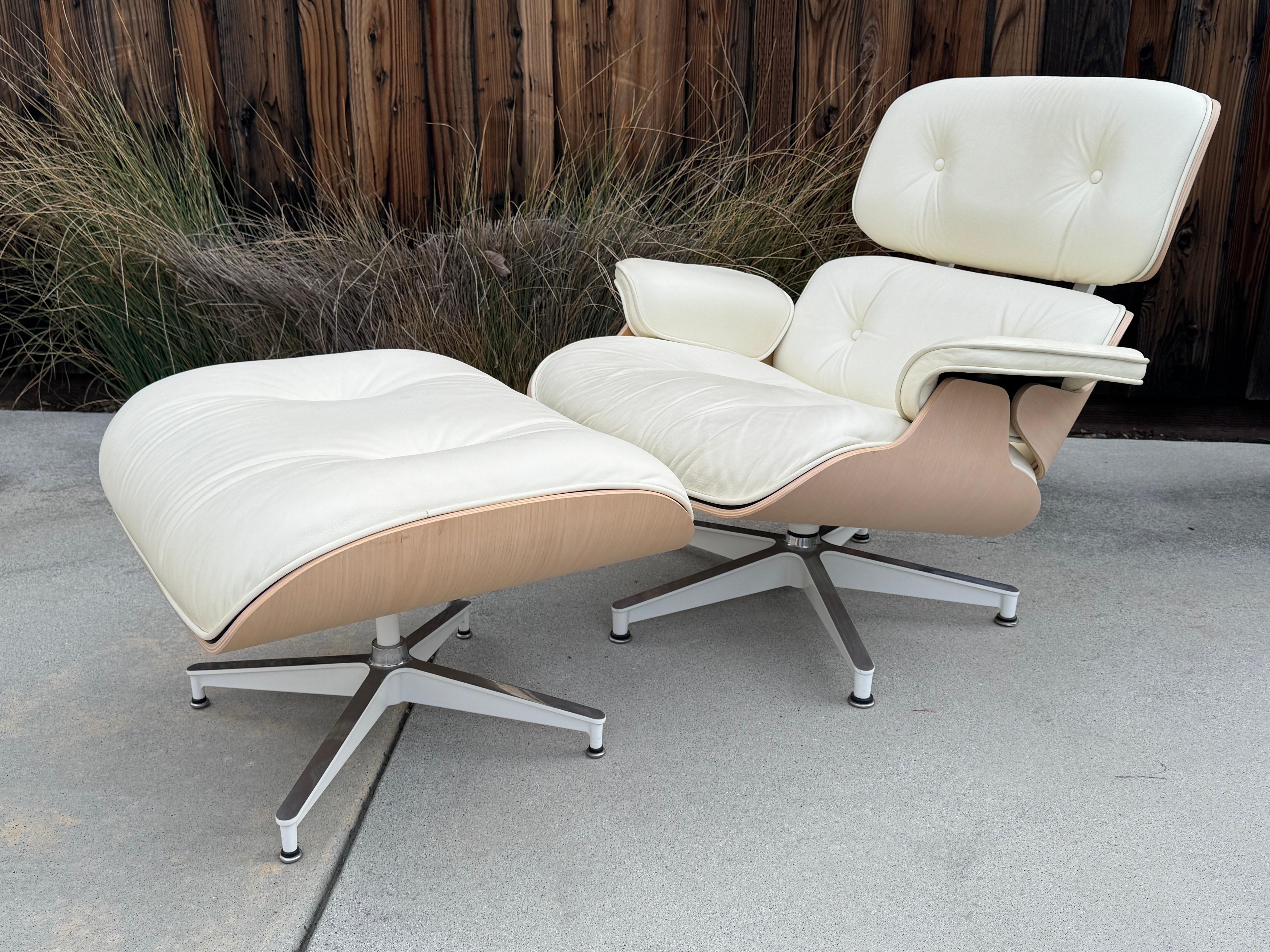 Ray and Charles Eames Sillón blanco con otomana para Herman Miller Estadounidense