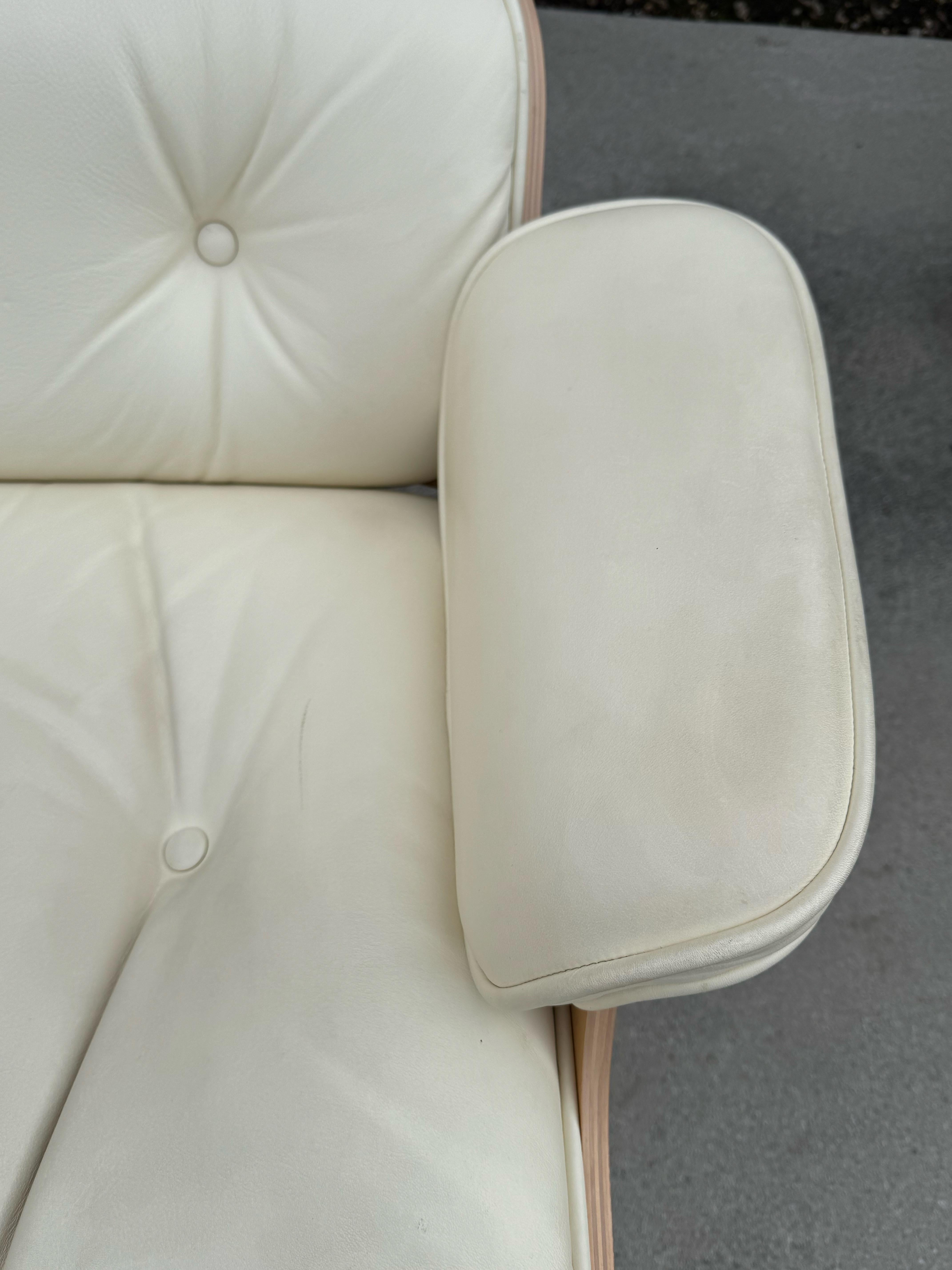 Ray and Charles Eames Sillón blanco con otomana para Herman Miller en Bueno Estado en San Carlos, CA