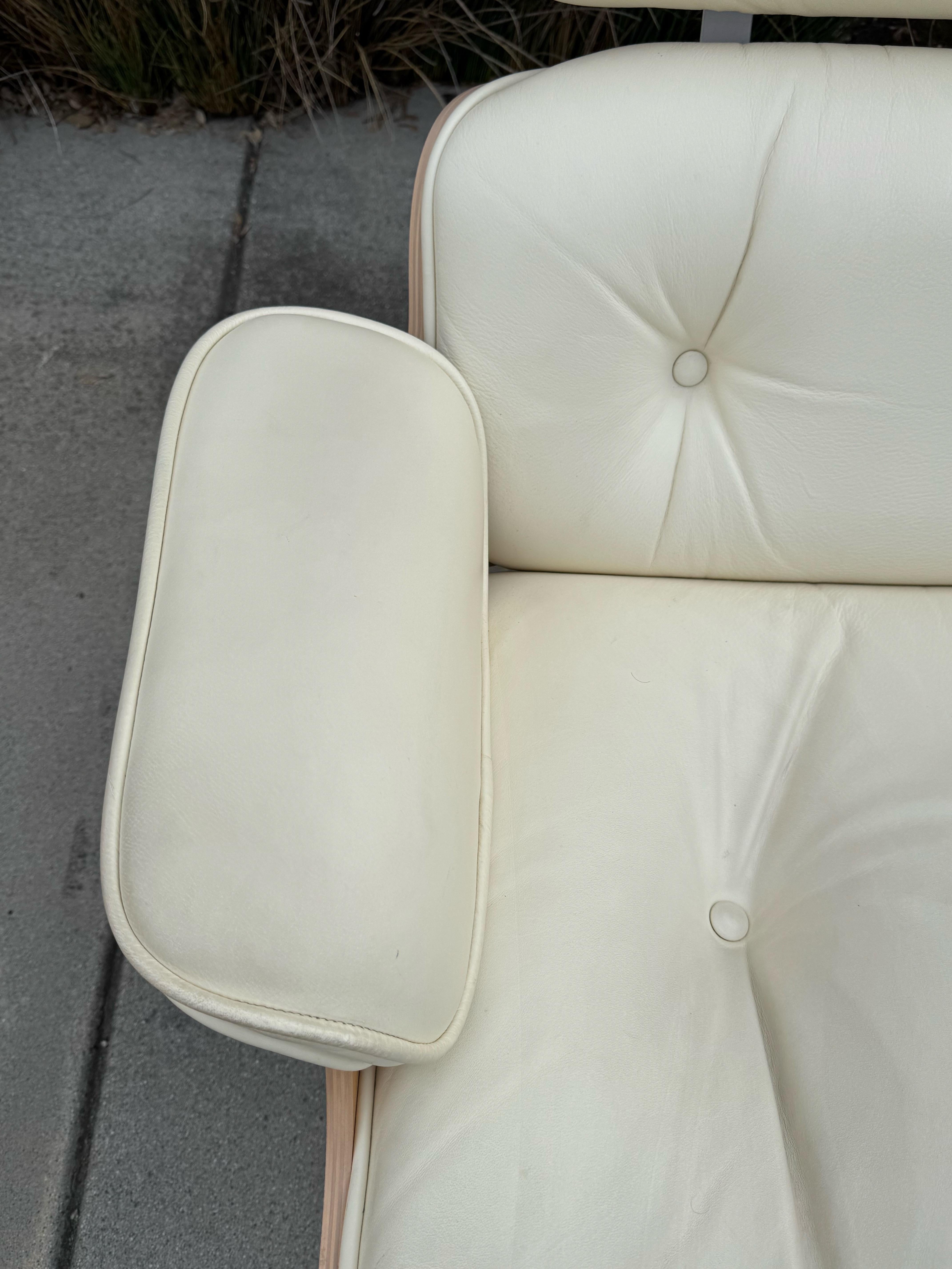 Ray and Charles Eames Sillón blanco con otomana para Herman Miller Siglo XXI y contemporáneo