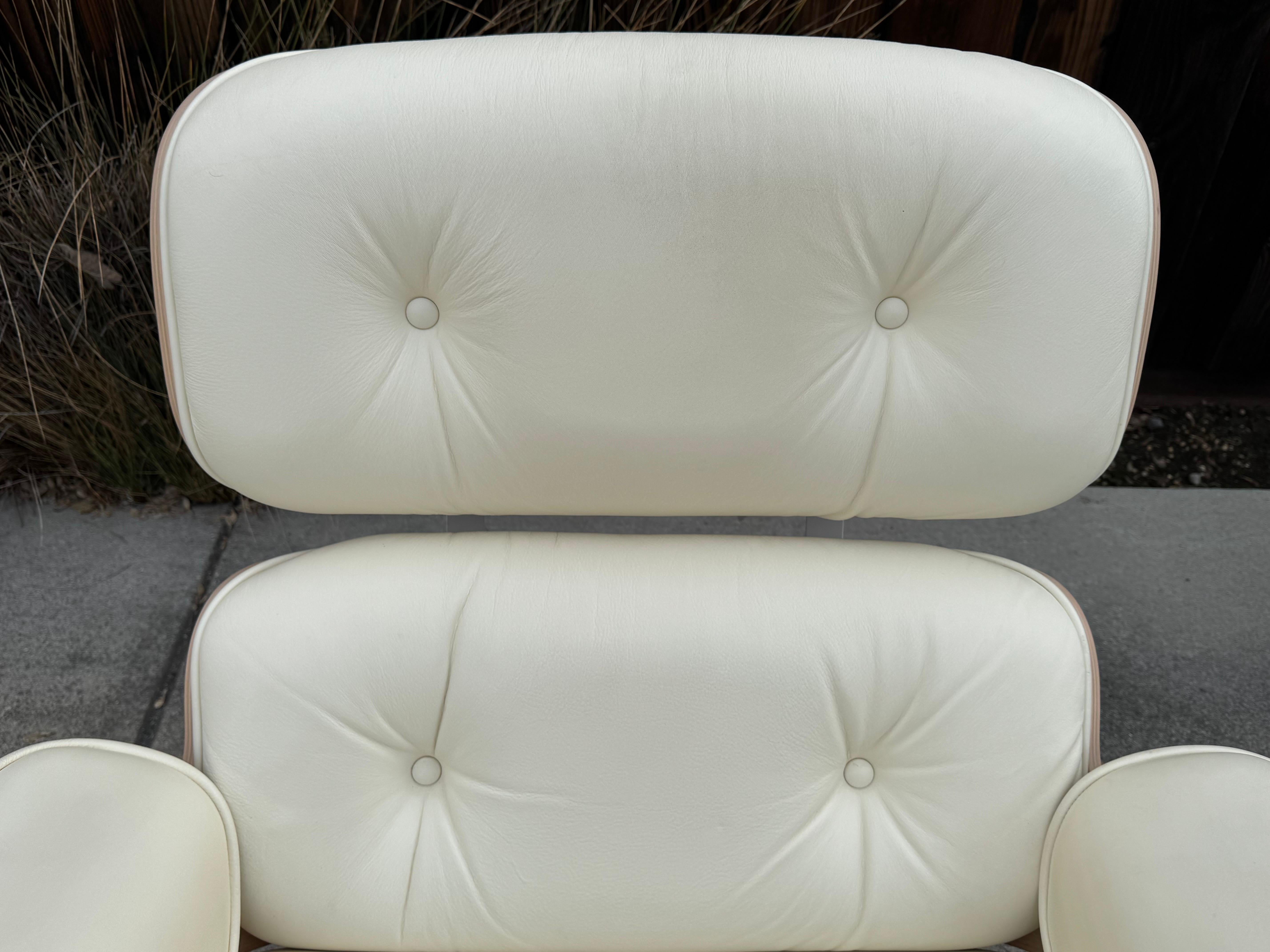 Ray and Charles Eames Sillón blanco con otomana para Herman Miller Aluminio