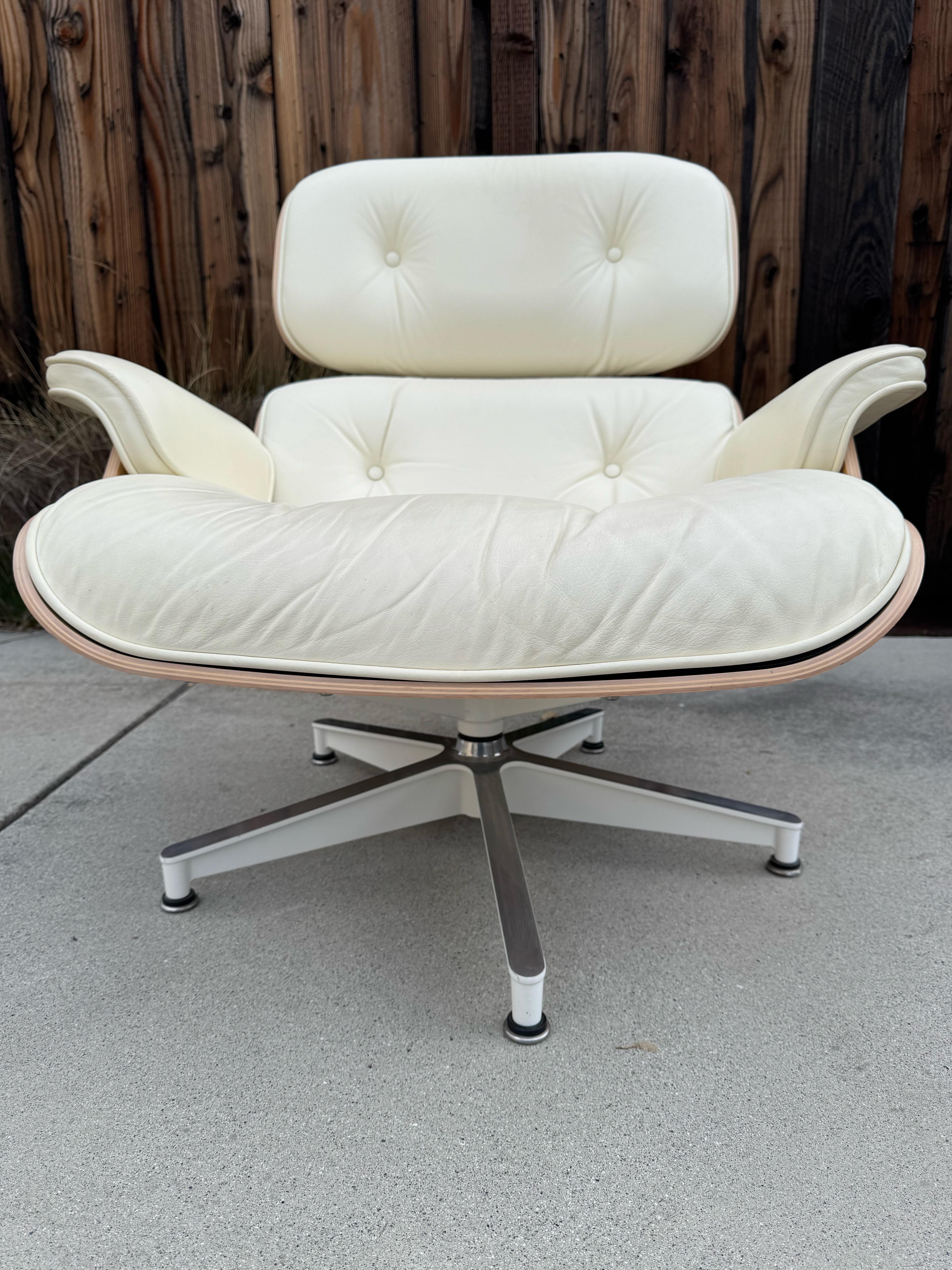 Ray and Charles Eames Sillón blanco con otomana para Herman Miller 1