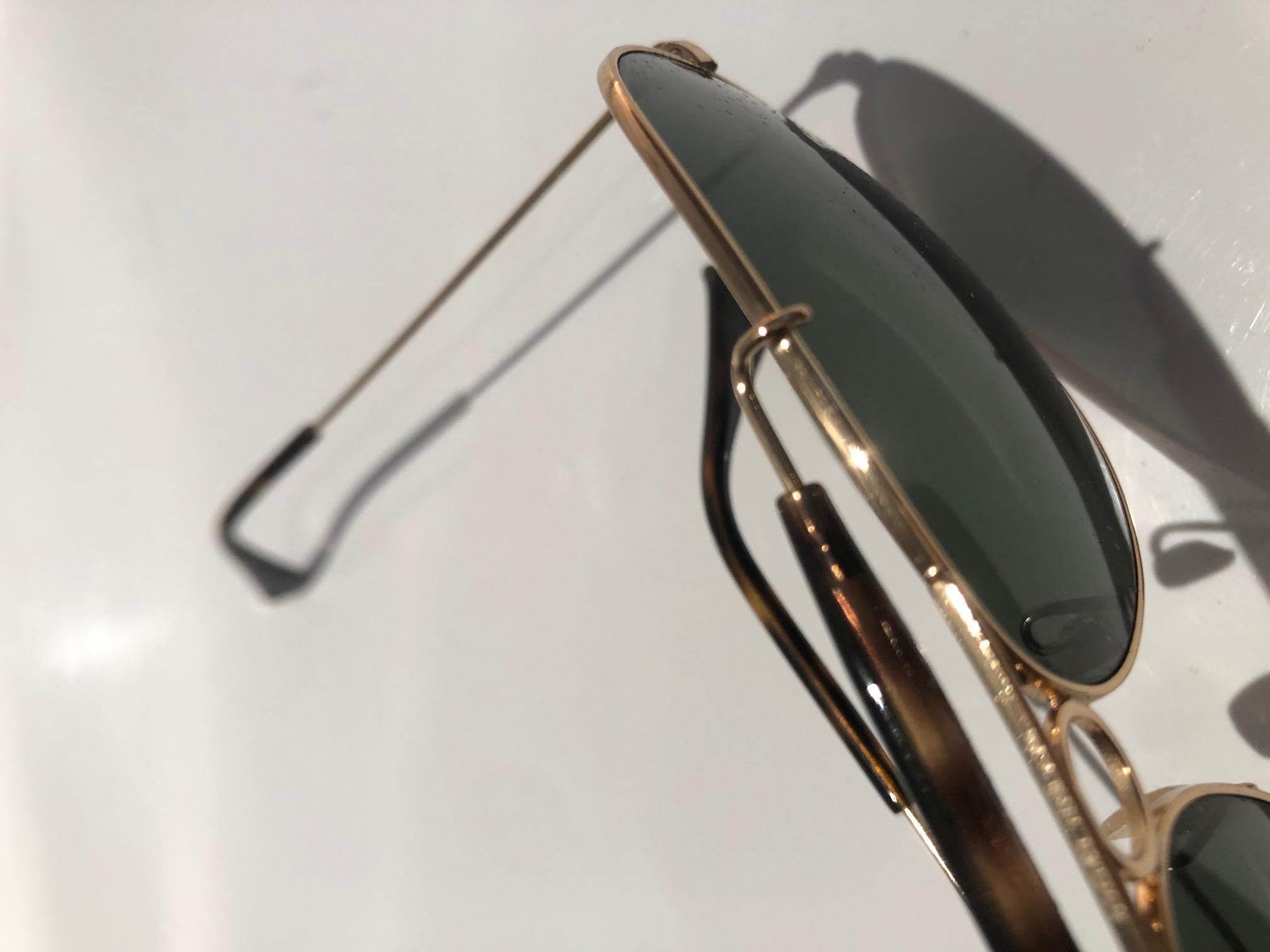 Ray-Ban AVIATOR SHOOTER Sunglasses 
Gold RB 3138 001 G 
Brand new, never worn, come with original box, case and cleaning cloth 
Model: RB3138 001 
Frame Color: Gold
Lens Color: G-15 
Gray Size: 62mm ( Large )