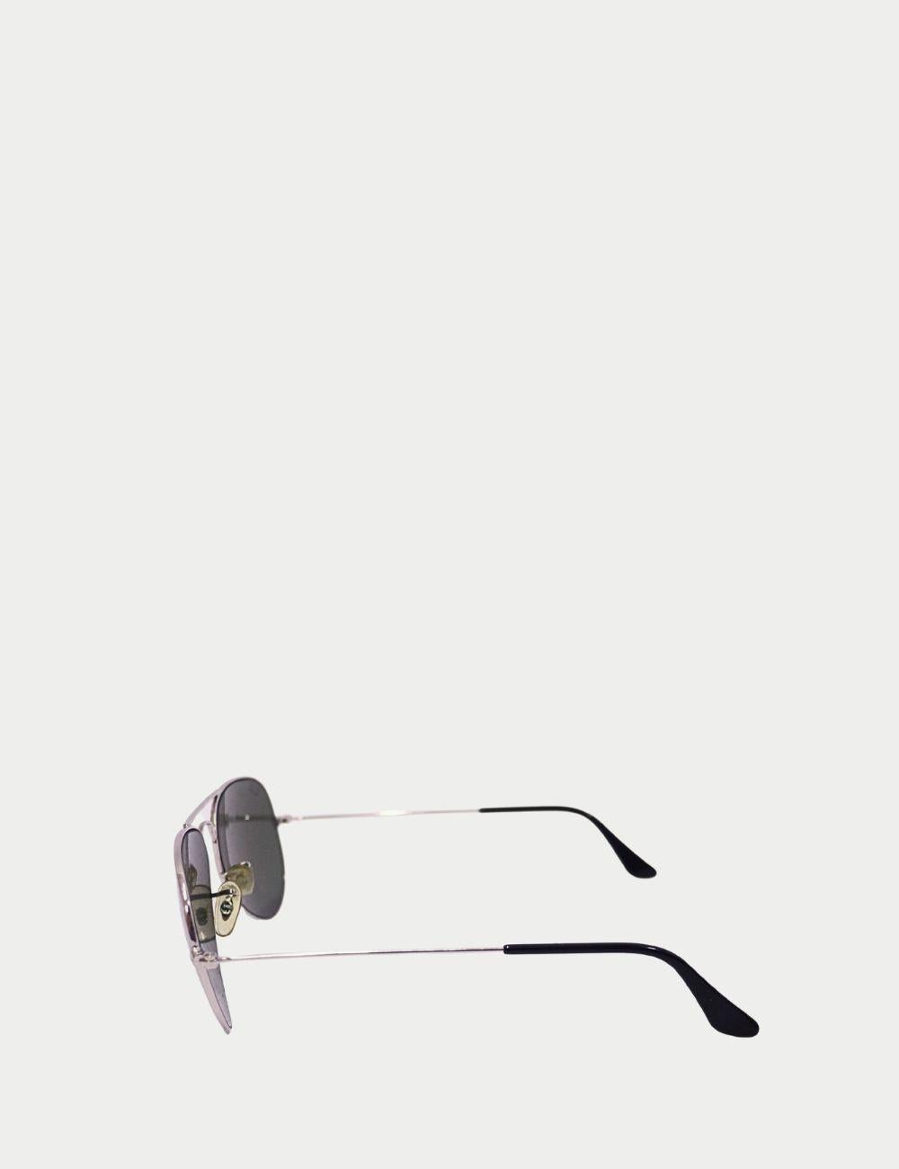 Il Ray-Ban Aviator è un'icona di stile senza tempo, originariamente progettato per gli aviatori statunitensi nel 1937 e ora diventato un elemento essenziale della moda mondiale. Questo paio di occhiali presenta un'elegante montatura in metallo