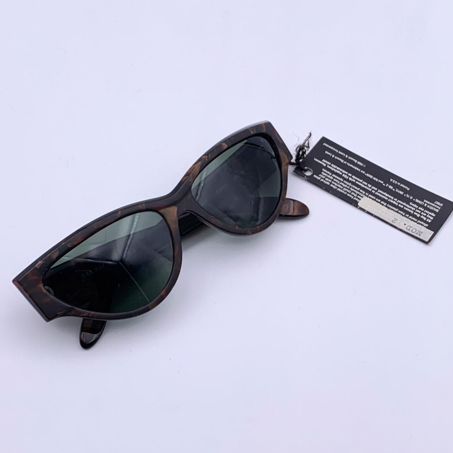 Vintage-Sonnenbrille von Ray-Ban Bausch & Lomb, mod. ONYX - WO 800. Brauner Look, überdimensionale und aufwärts gerichtete Form. Grüne Bausch & Lomb Originallinse, mit BL an beiden Ecken geätzt, wie auf den Bildern zu sehen, Made in