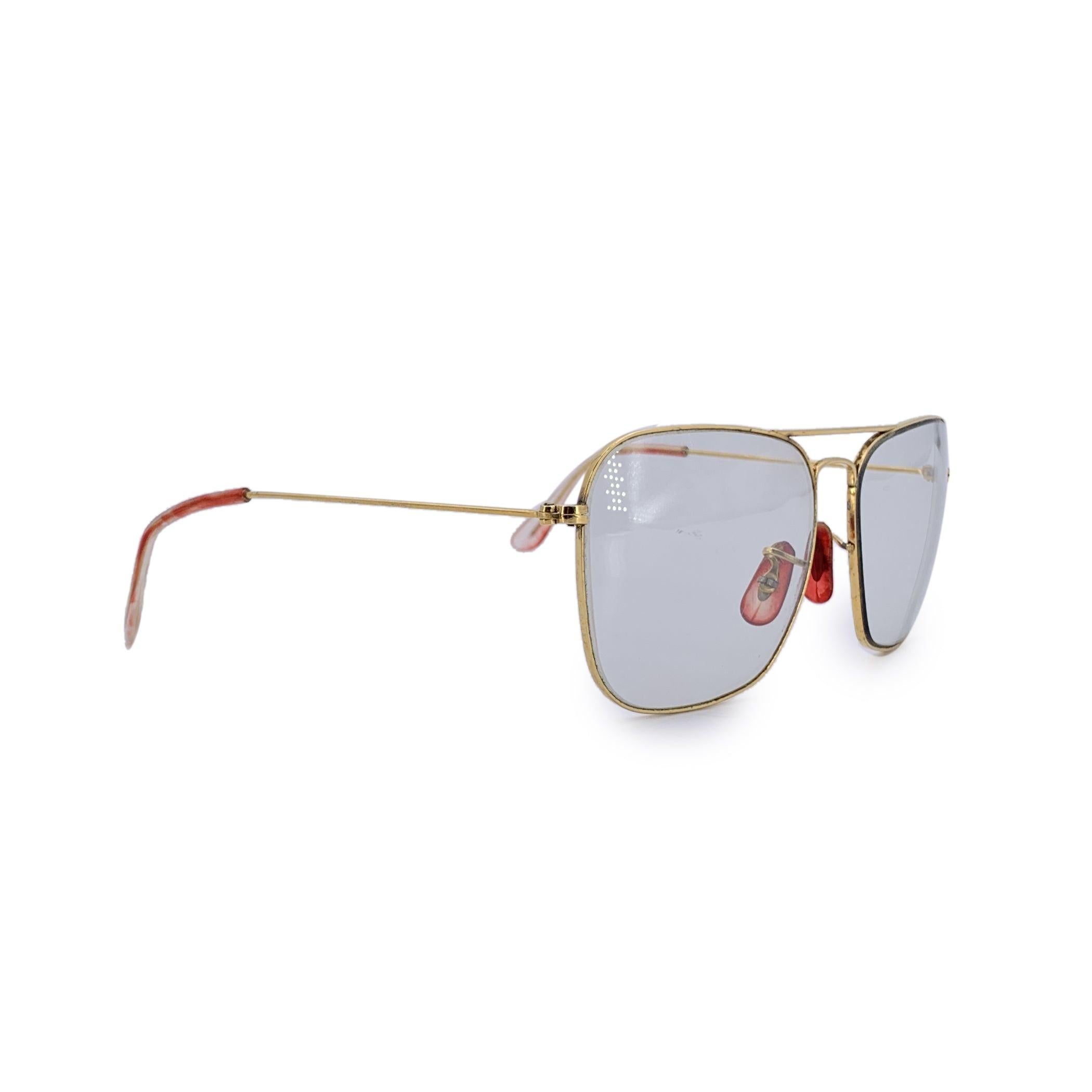 Eine wahre Ikone aus dem goldenen Zeitalter der amerikanischen Brillen - die Ray-Ban Bausch & Lomb Caravan. Bevor Ray-Ban zu einem globalen Modebegriff wurde, war es ein Name, der von Pionieren, Piloten und Rebellen in die Geschichte eingegangen