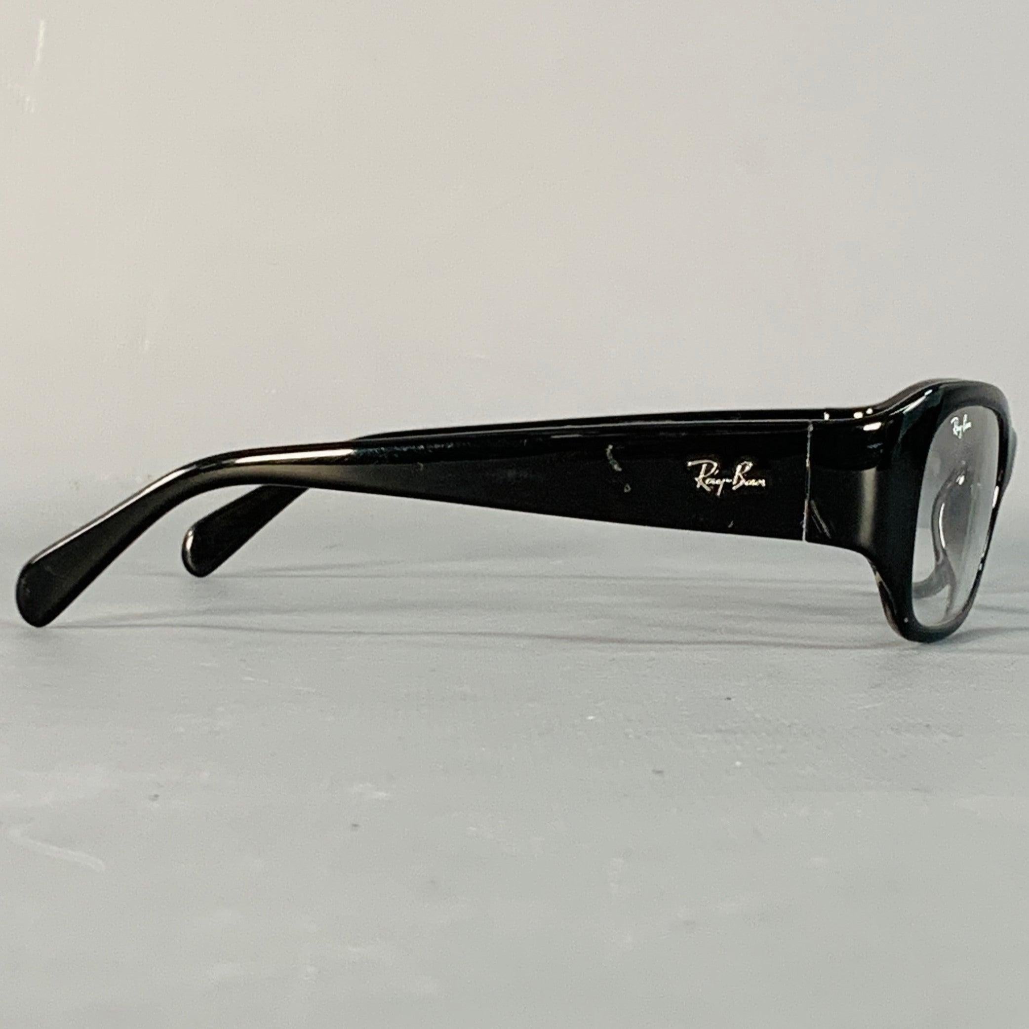 Montatura Ray-Ban in acetato nero dalla forma rettangolare. Viene fornito con una custodia. Made in Italy. Eccellente condizione di usato. 

Contrassegnato:   RB 2116 

Misure: 
  Larghezza della cornice: 13,5 cm.Altezza della cornice: 3,5 cm.
  
 