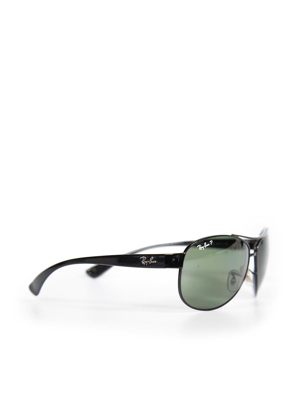 CONDITION is Good. Minor wear to sunglasses is evident. Light scratches to both lenses and to the right side near the frame. The left arm is loose and tarnishing can be seen to the logo on the right side on this used Ray-Ban designer resale item.