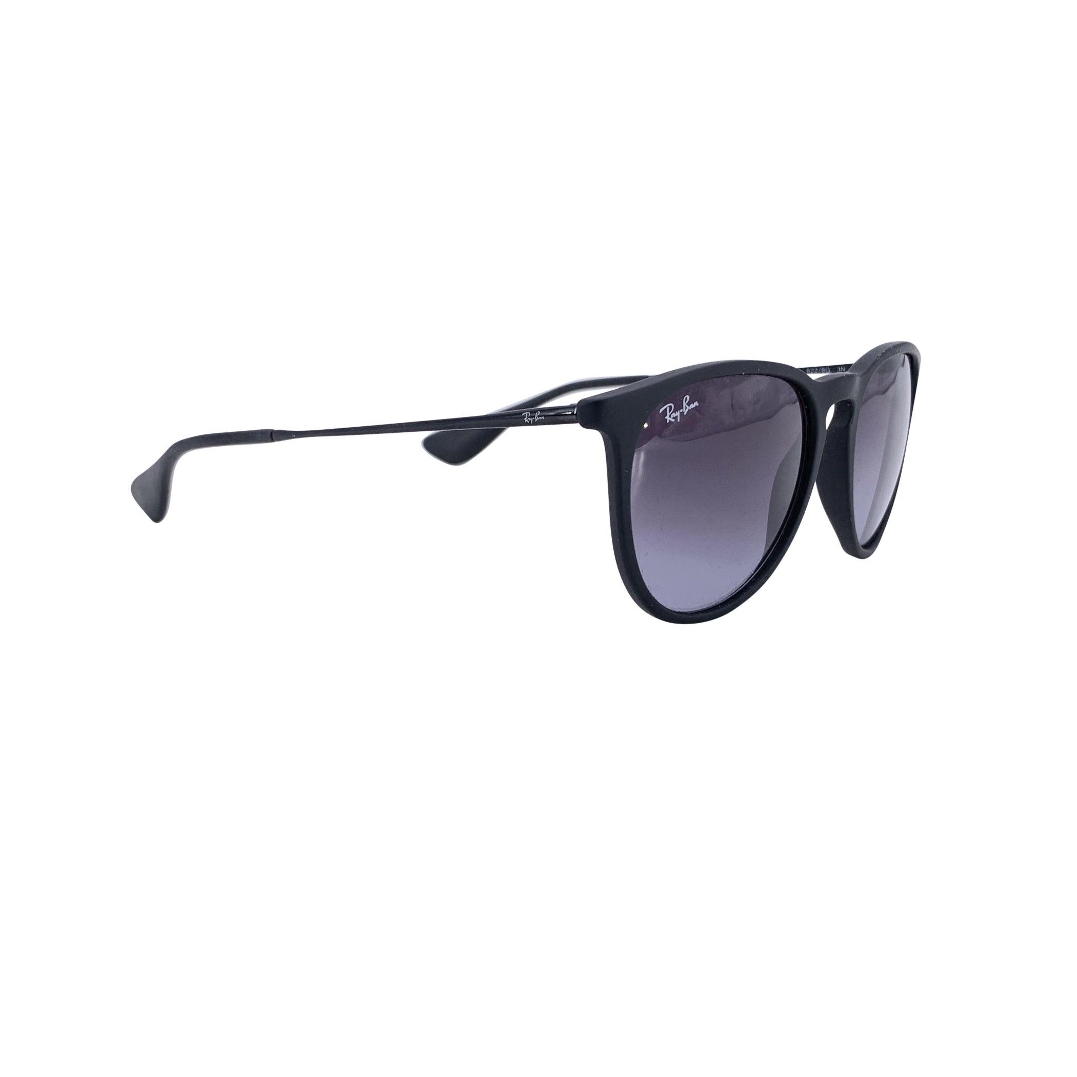 Gli occhiali da sole Ray-Ban Erika RB4171 sono un classico versatile, progettato per elevare qualsiasi look con uno stile senza sforzo. Questo modello presenta una montatura arrotondata che non solo aggiunge un tocco di modernità, ma fornisce anche