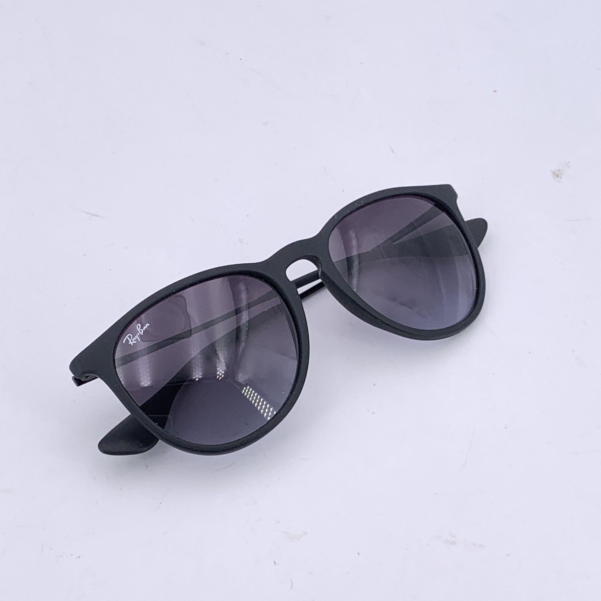 Ray-Ban Occhiali da sole unisex in gomma nera opaca RB4171 Erika in vendita 1
