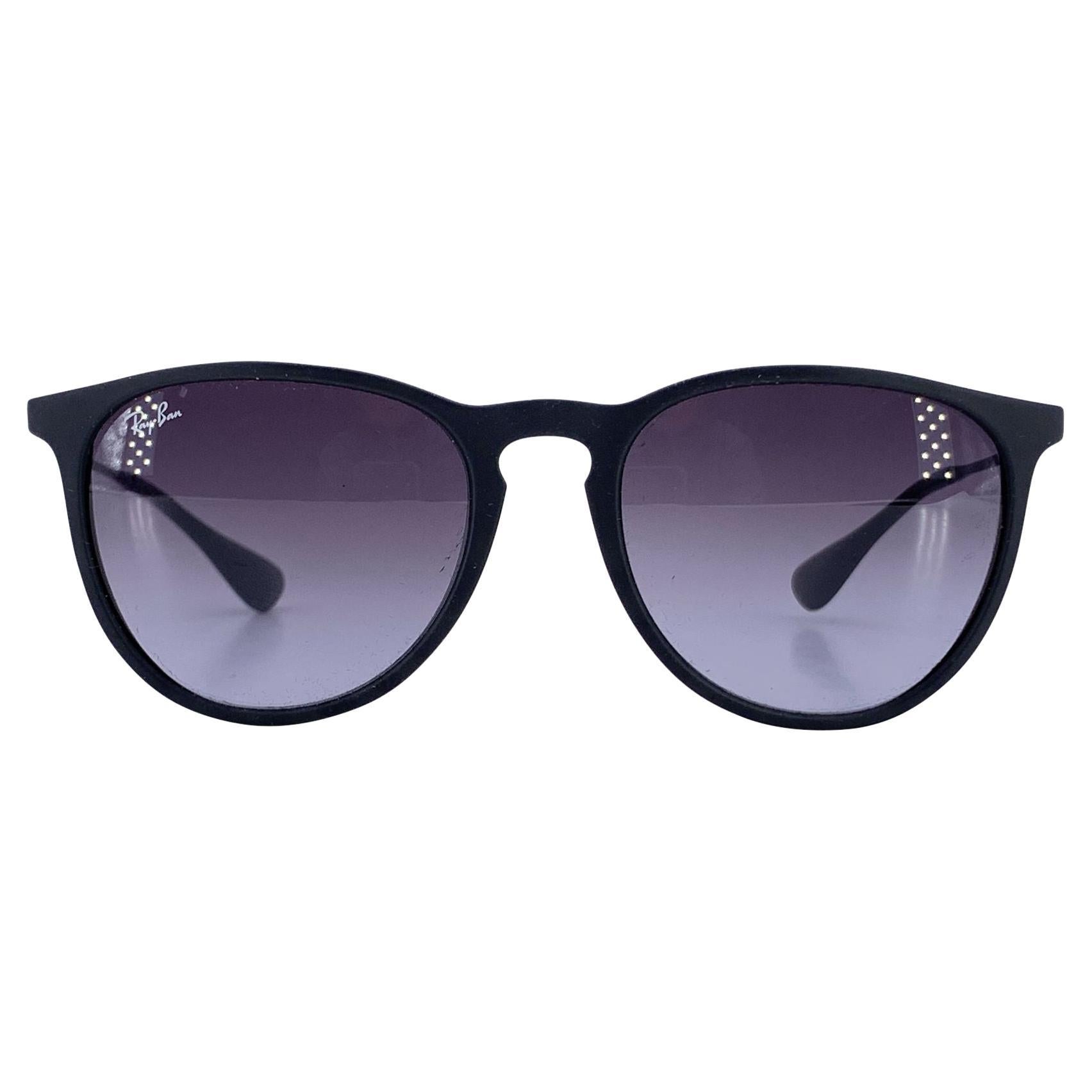 Ray-Ban Occhiali da sole unisex in gomma nera opaca RB4171 Erika in vendita