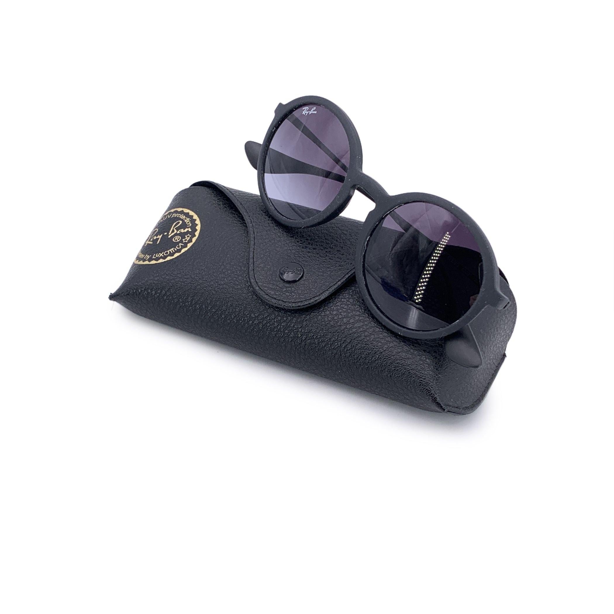 Voici la Ray-Ban RB4222 - où le charme rétro rencontre la modernité dans une monture parfaitement arrondie. Tout droit sortie de la Collection S, la RB4222 est la version contemporaine de Ray-Ban de la silhouette arrondie classique, réimaginée pour