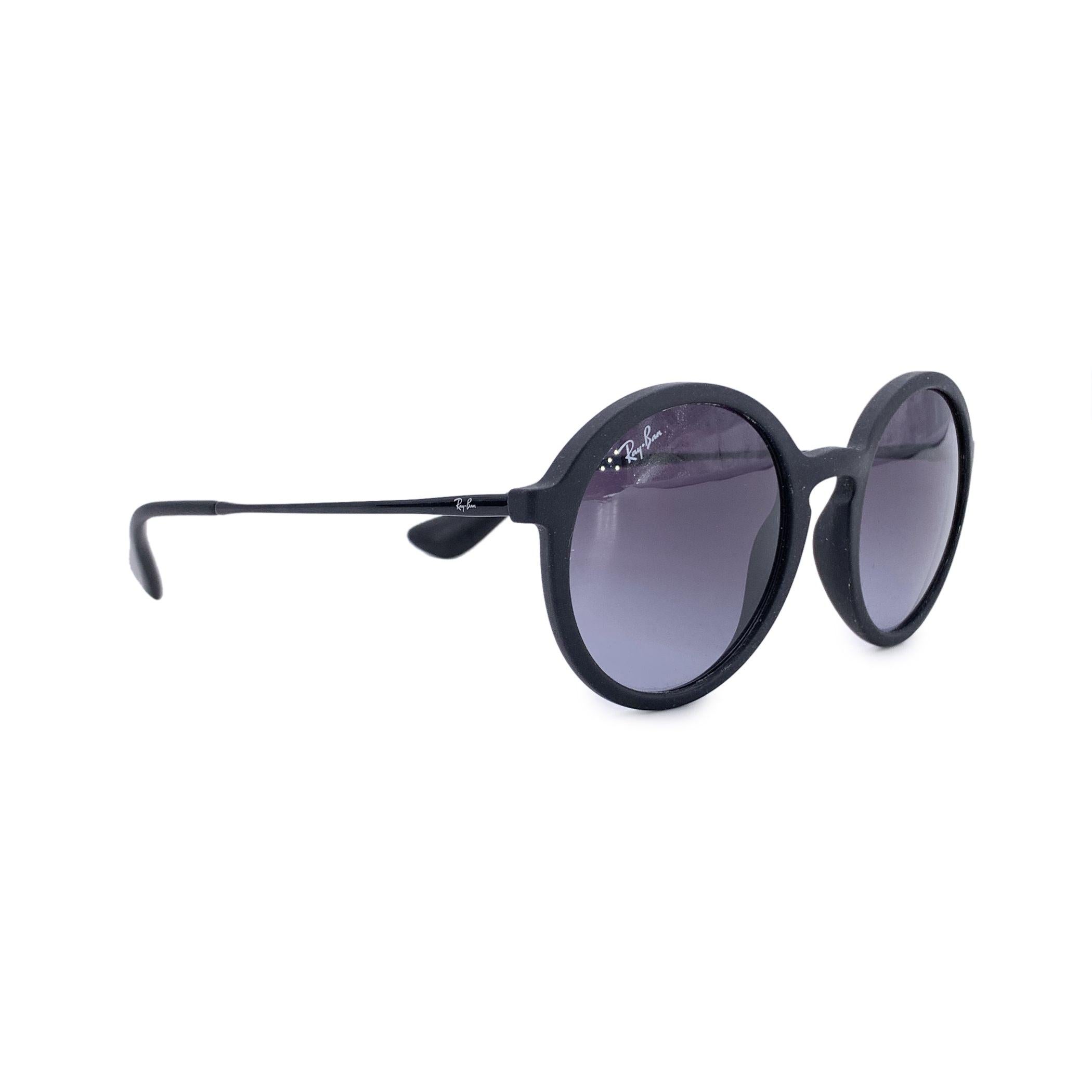 Noir Lunettes de soleil unisexe Ray-Ban caoutchouc mat noir RB4222 50/21 en vente