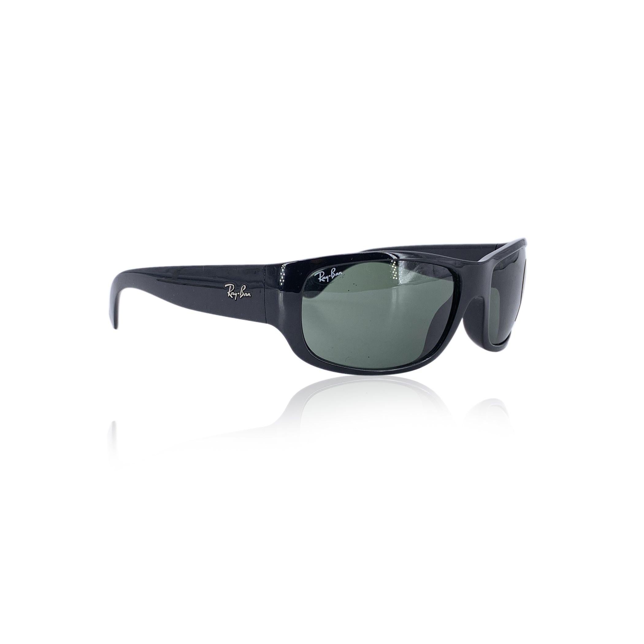 Audaci, puliti e senza sforzo, gli occhiali da sole Ray-Ban RB 4095 trasmettono l'energia elegante dello street style con un design che rimane sempre attuale. Realizzato in Italia e creato per uomini e donne, questo modello unisce la semplicità