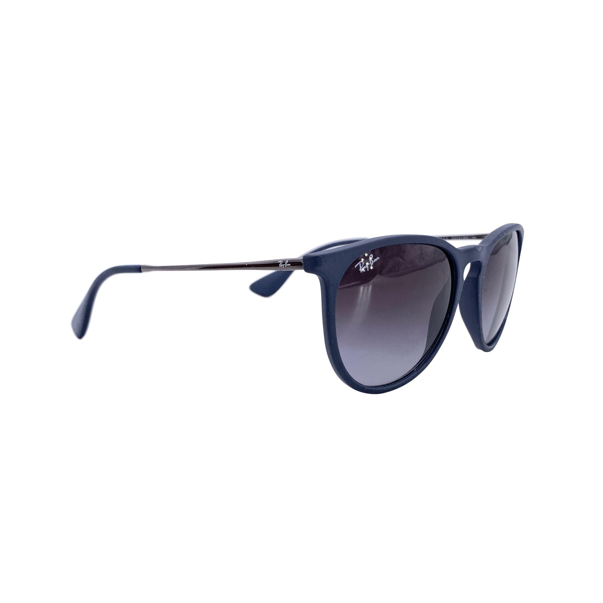 Gli occhiali da sole Ray-Ban Erika RB4171 sono un classico versatile, progettato per elevare qualsiasi look con uno stile senza sforzo. Questo modello presenta una montatura arrotondata che non solo aggiunge un tocco di modernità, ma fornisce anche