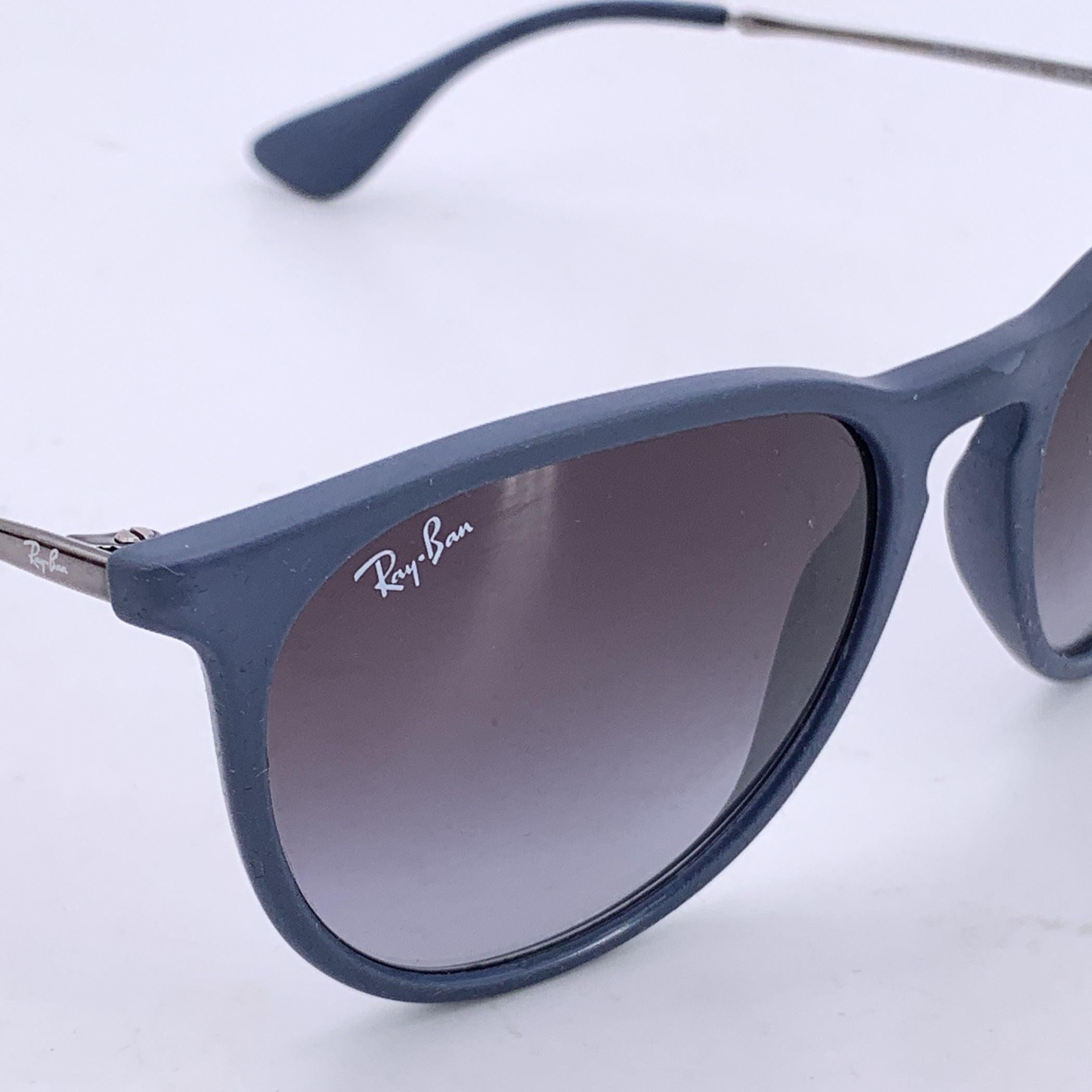 Grigio Ray-Ban Occhiali da sole unisex in gomma opaca blu RB4171 Erika in vendita