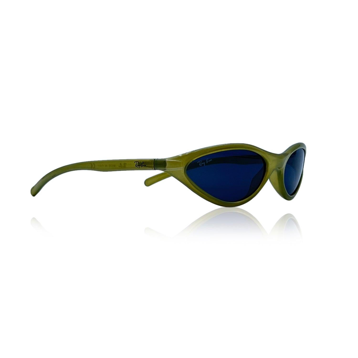 Vintage sunglasses by Ray-Ban Bausch & Lomb, mod. RB 4072. Green acetate frame with RAY-BAN signatures on temples. Wrap design. Grey original lens, with RB etched on both corners. Made in Italy Details MATERIAL: Acetate COLOR: Green MODEL: RB 4072