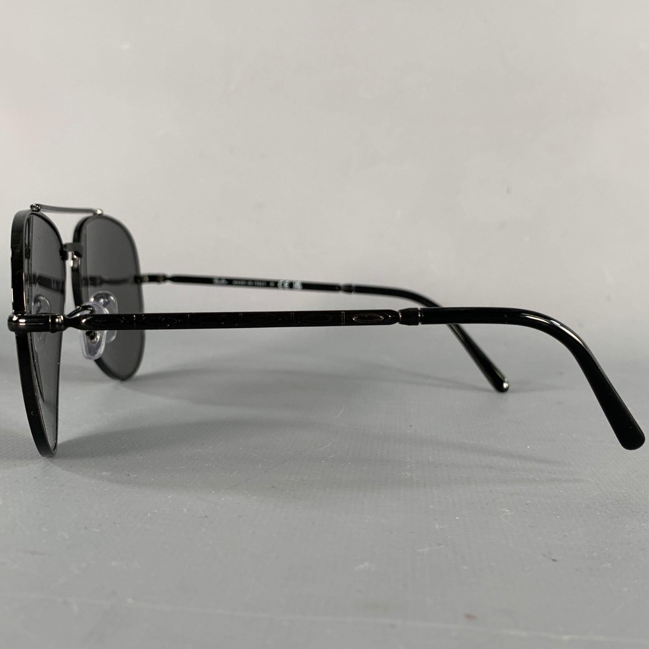 Ray-Ban New Aviator Lunettes de soleil en métal noir Excellent état - En vente à San Francisco, CA