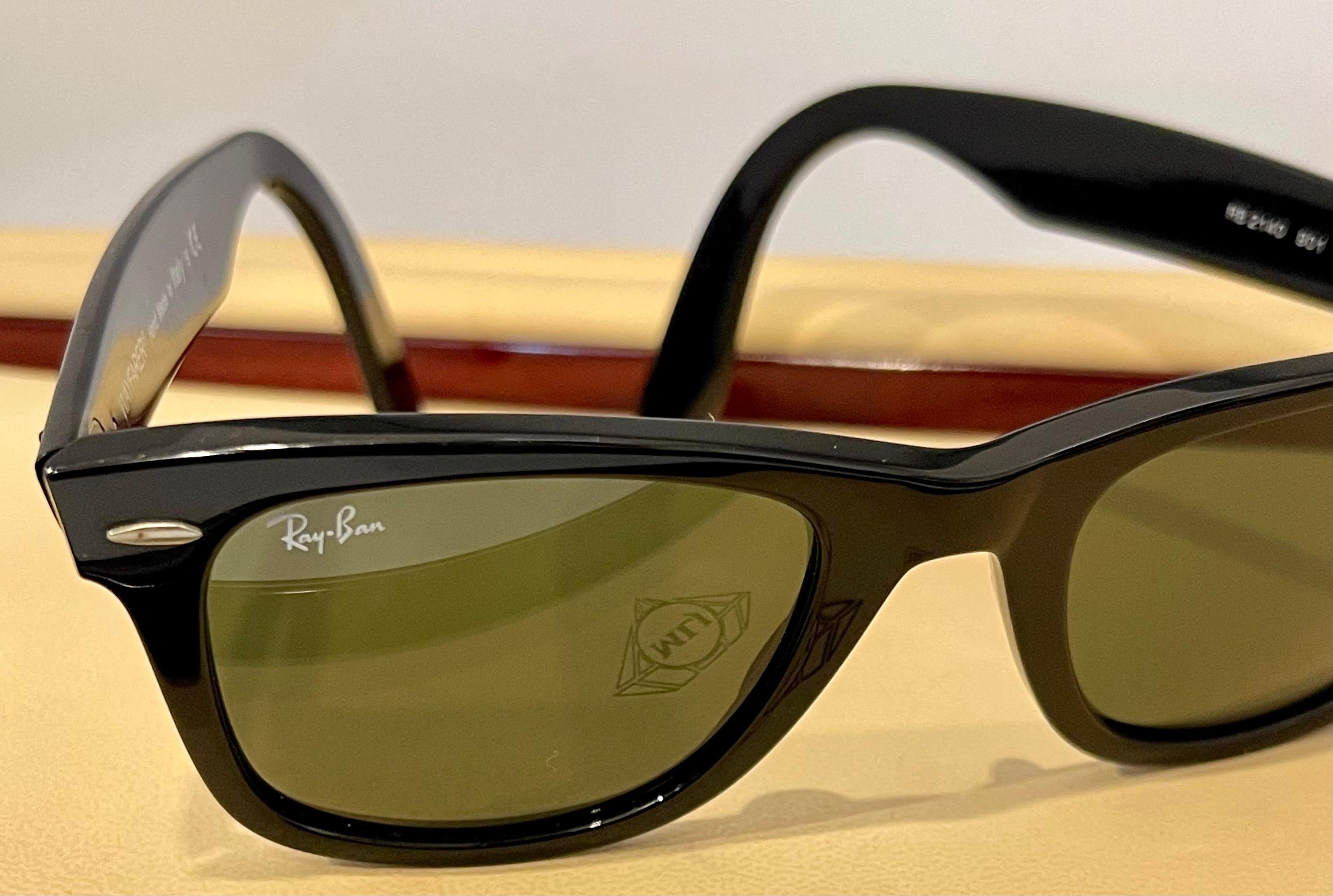  Ray-Ban RB2140 ORIGINAL WAYFARER CLASSIC Black/Green Classic In Excellent Condition For Sale In New York, NY