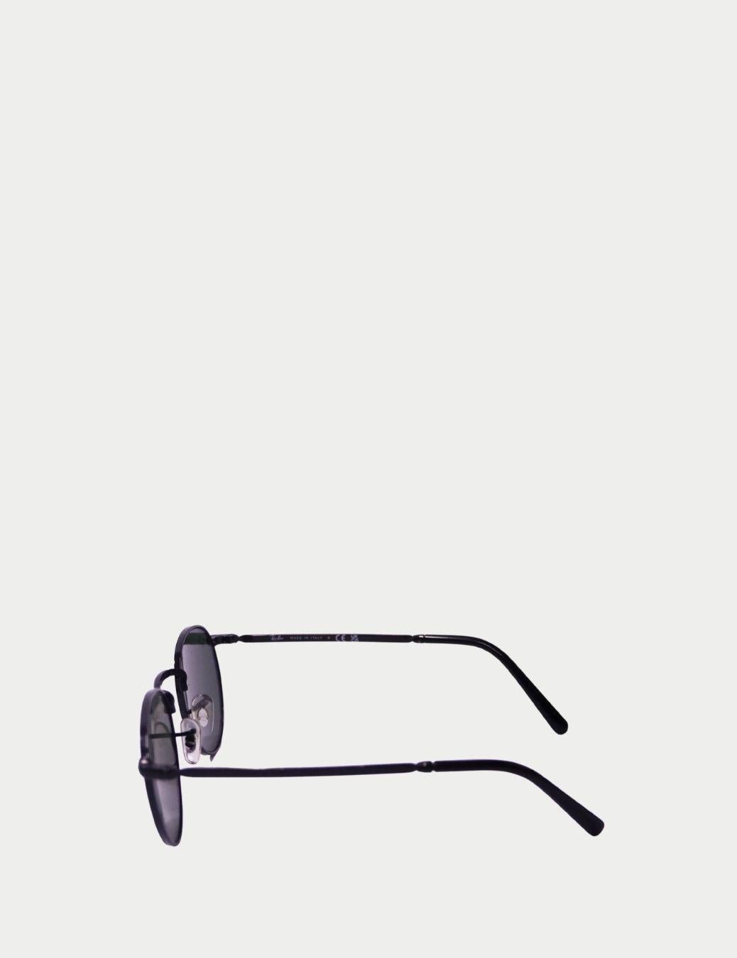 Completa il tuo look con questi occhiali da sole tondi in metallo Ray-Ban, un design senza tempo che unisce l'ispirazione vintage allo stile moderno. Caratterizzati da una leggera montatura in metallo nero e lenti rotonde specchiate, questi occhiali