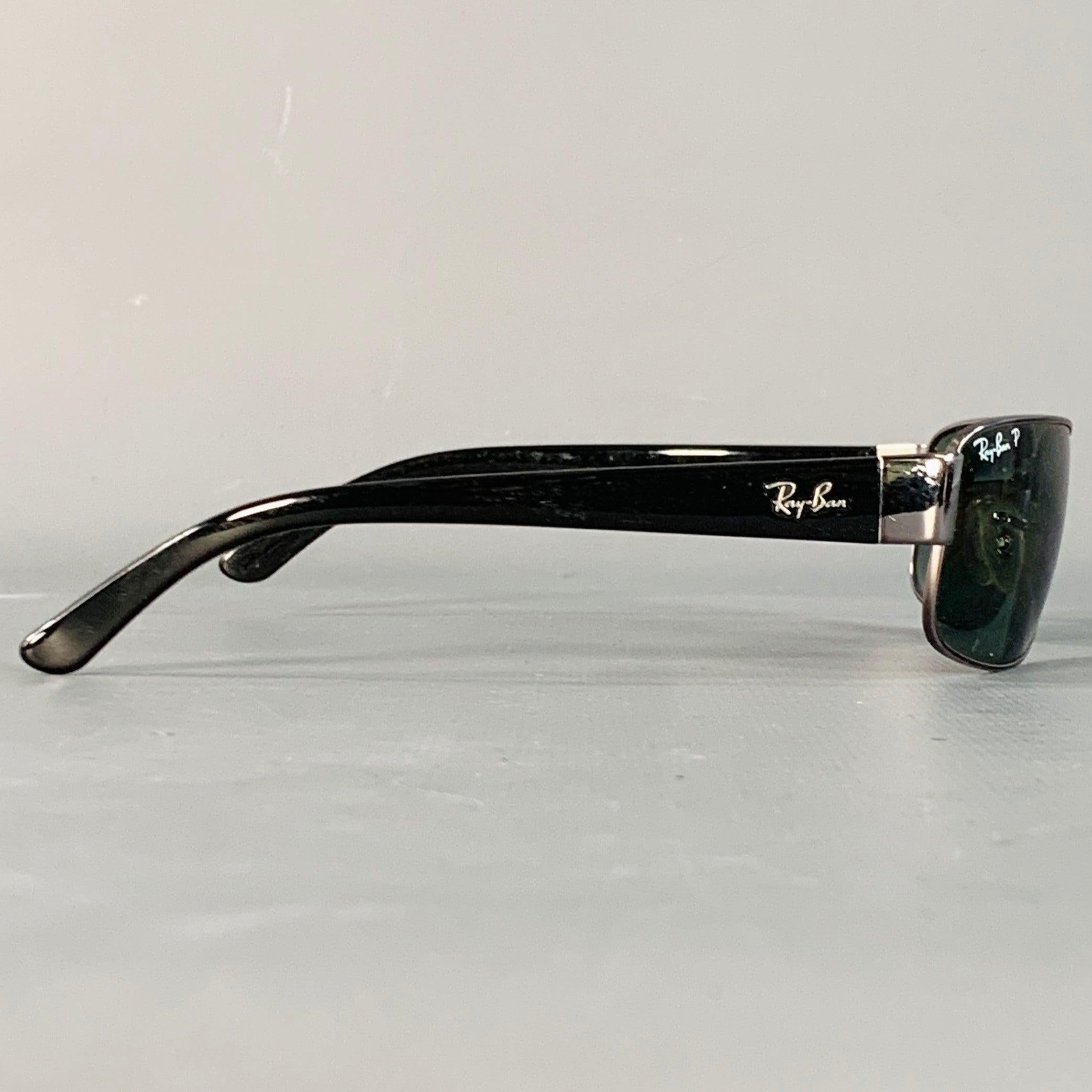 Occhiali da sole Ray-Ban
in metallo argentato con aste in acetato nero, forma rettangolare e lenti polarizzate. Viene fornito con una custodia. Made in Italy. Eccellente condizione di usato. 

Contrassegnato:   RB 3215 

Misure: 
  Larghezza della