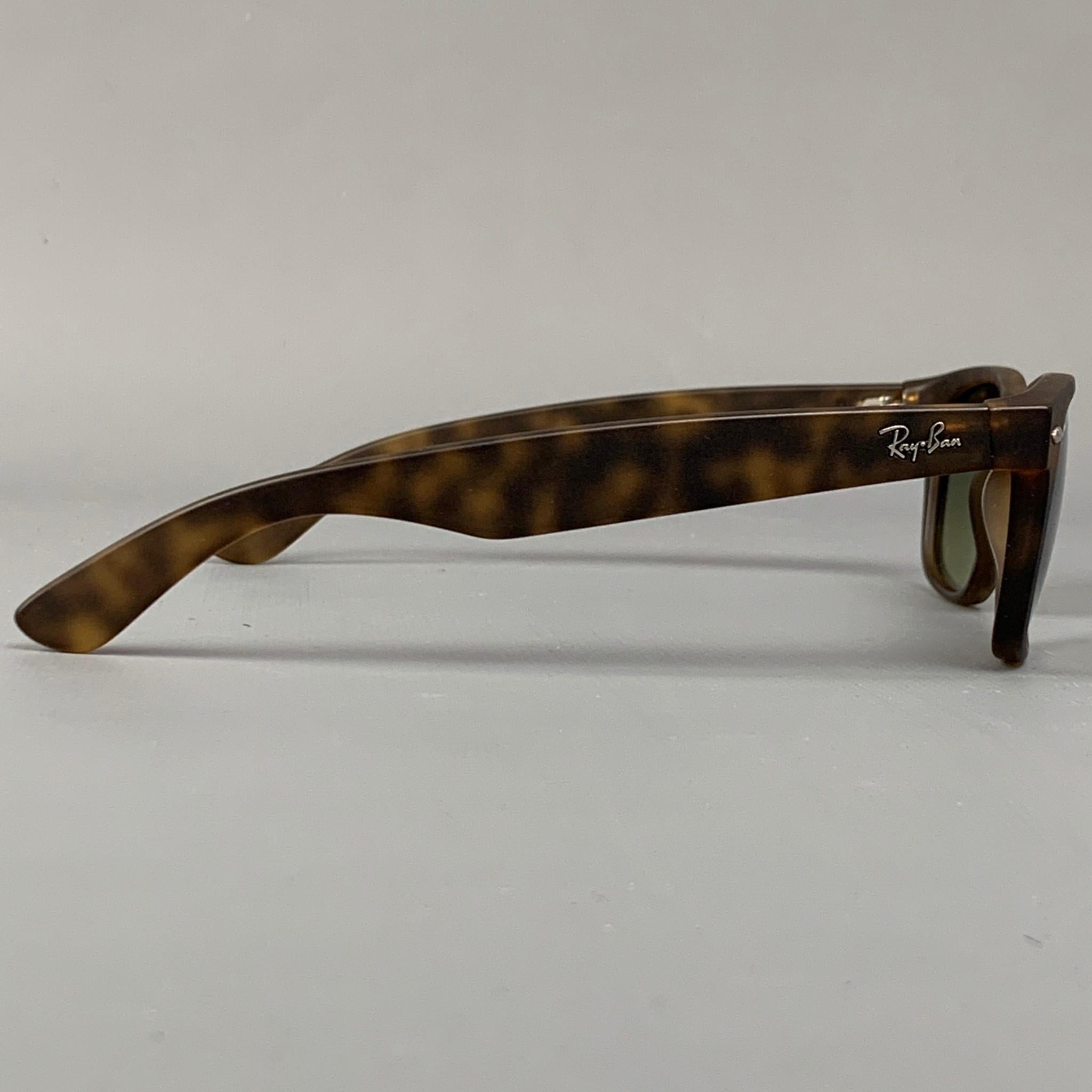 RAY-BAN sunglasses comes in a tortoise shell acetate featuring a 