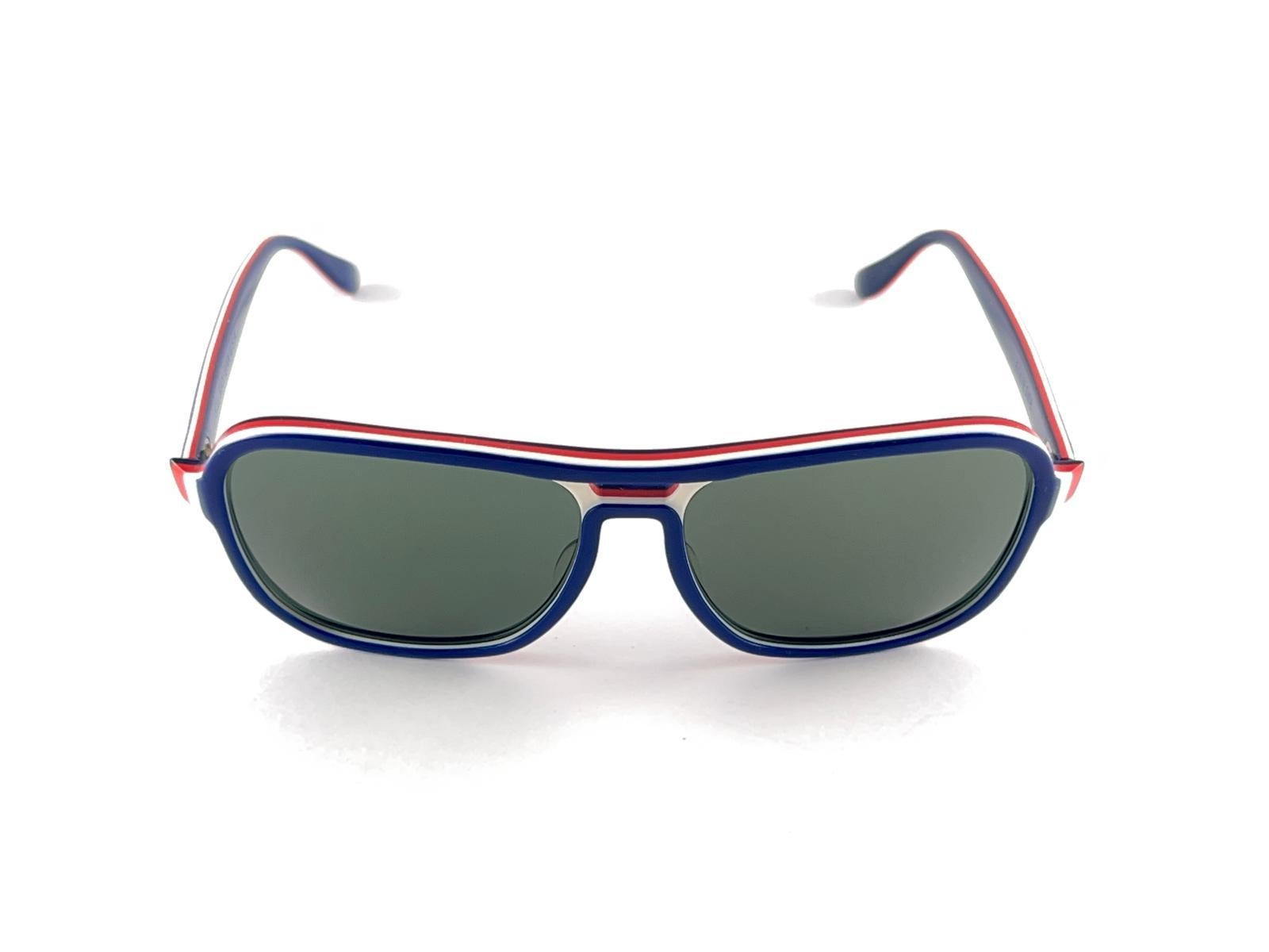 
Vintage Ray-Ban Stateside in blau, rot und weiß Kombination mit Rb3 grüne Linsen.
Dieses Paar zeigen kleinere Anzeichen von Verschleiß aufgrund von fast 40 Jahren Lagerung. 



Entworfen und hergestellt in den USA



Vorderseite                    