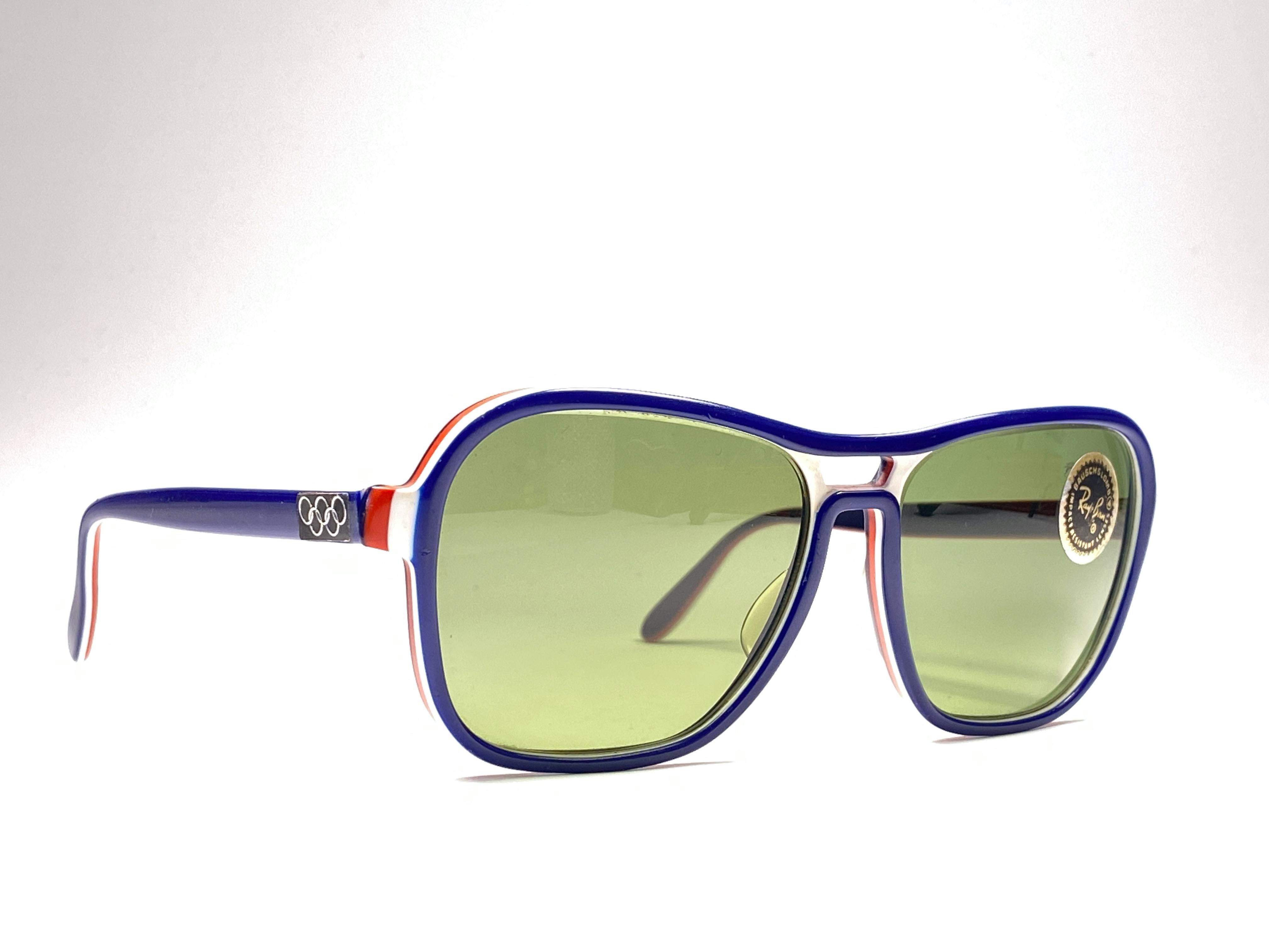 Mint Ray Ban Stateside in blue, red and white combination with RB3 green lenses.

This pair show minor sign of wear due to nearly 40 years of storage. 

Designed and Produced in USA.

FRONT : 14.5 CMS  

LENS HEIGHT : 5 CMS  

LENS WIDTH : 5.5 CMS