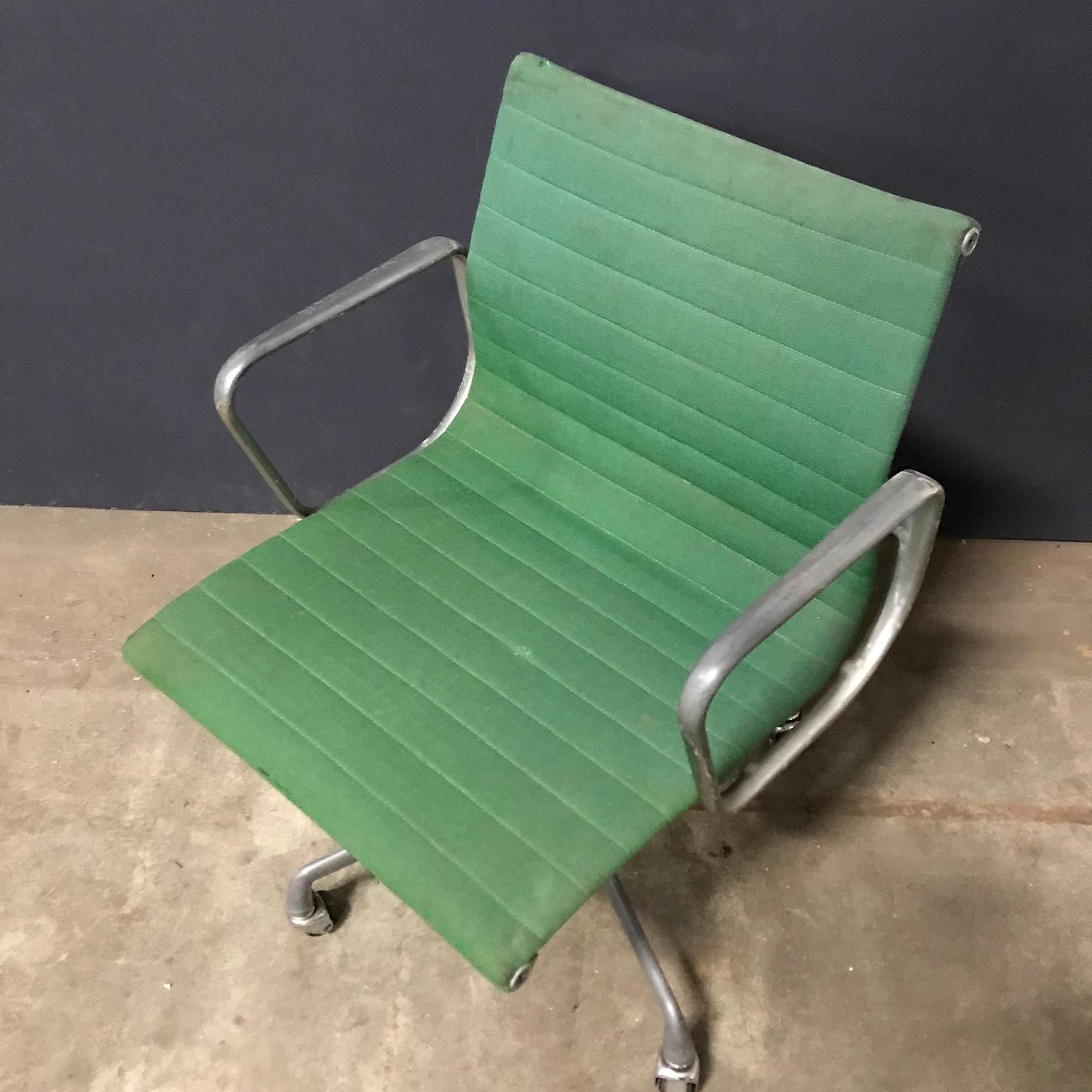 Ray & Charles Eames for Herman Miller Full Option Rare Green Desk Chair, 1958 For Sale 9