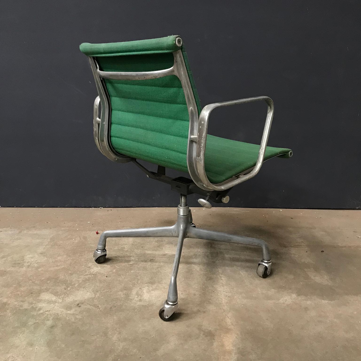 Ray & Charles Eames für Herman Miller Full Option Seltener grüner Schreibtischstuhl, 1958 (Moderne der Mitte des Jahrhunderts) im Angebot