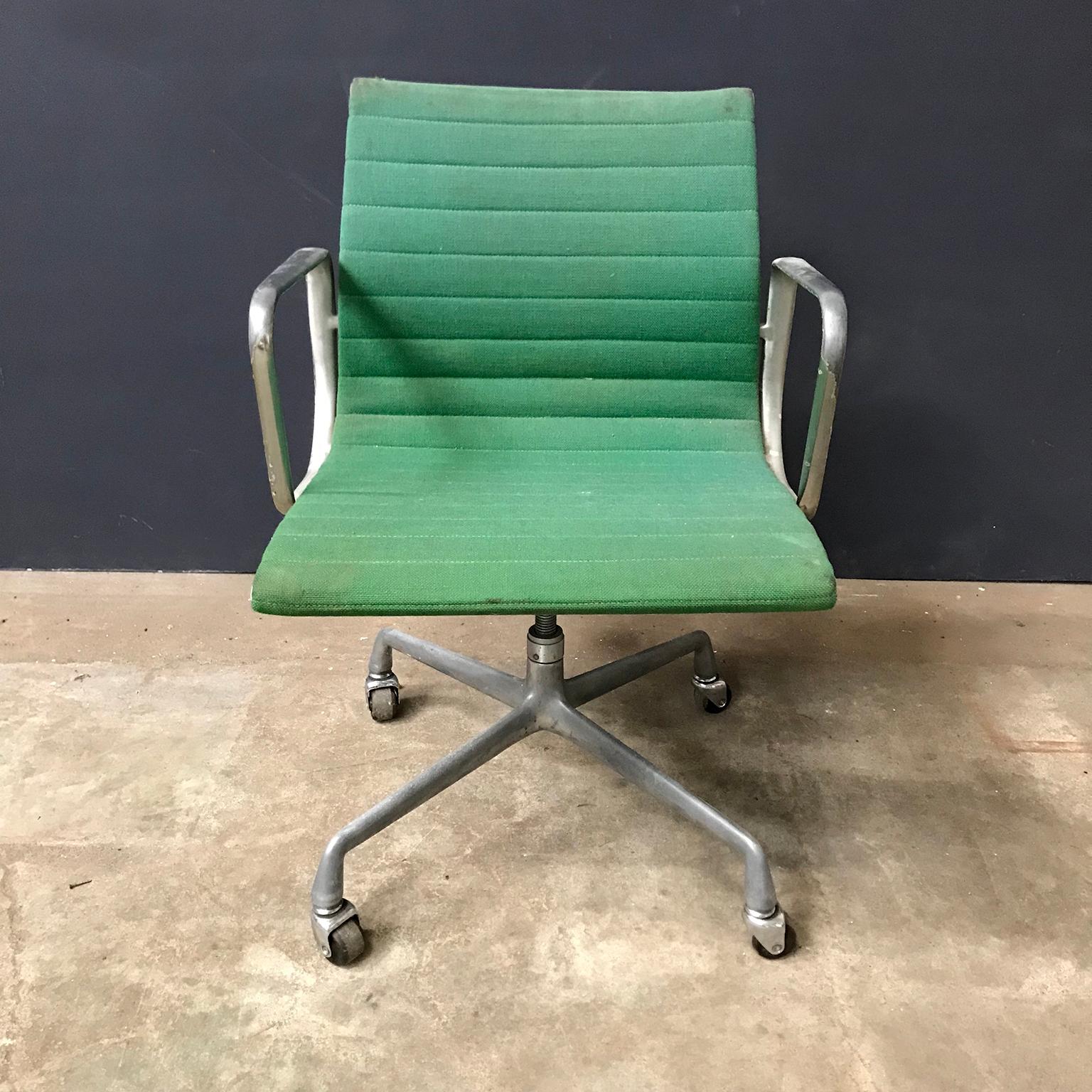 Mid-Century Modern Ray & Charles Eames for Herman Miller Full Option Rare Green Desk Chair, 1958 For Sale