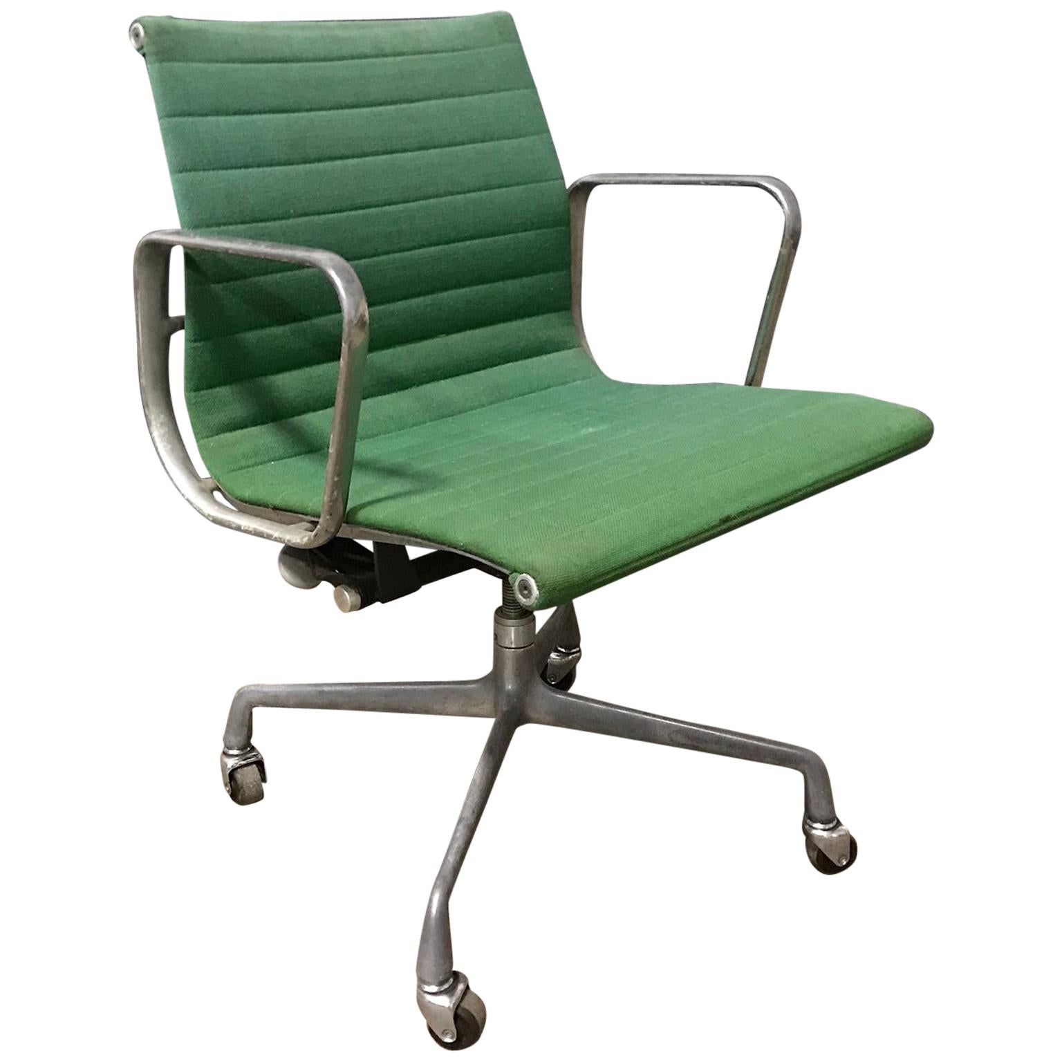 Ray & Charles Eames für Herman Miller Full Option Seltener grüner Schreibtischstuhl, 1958