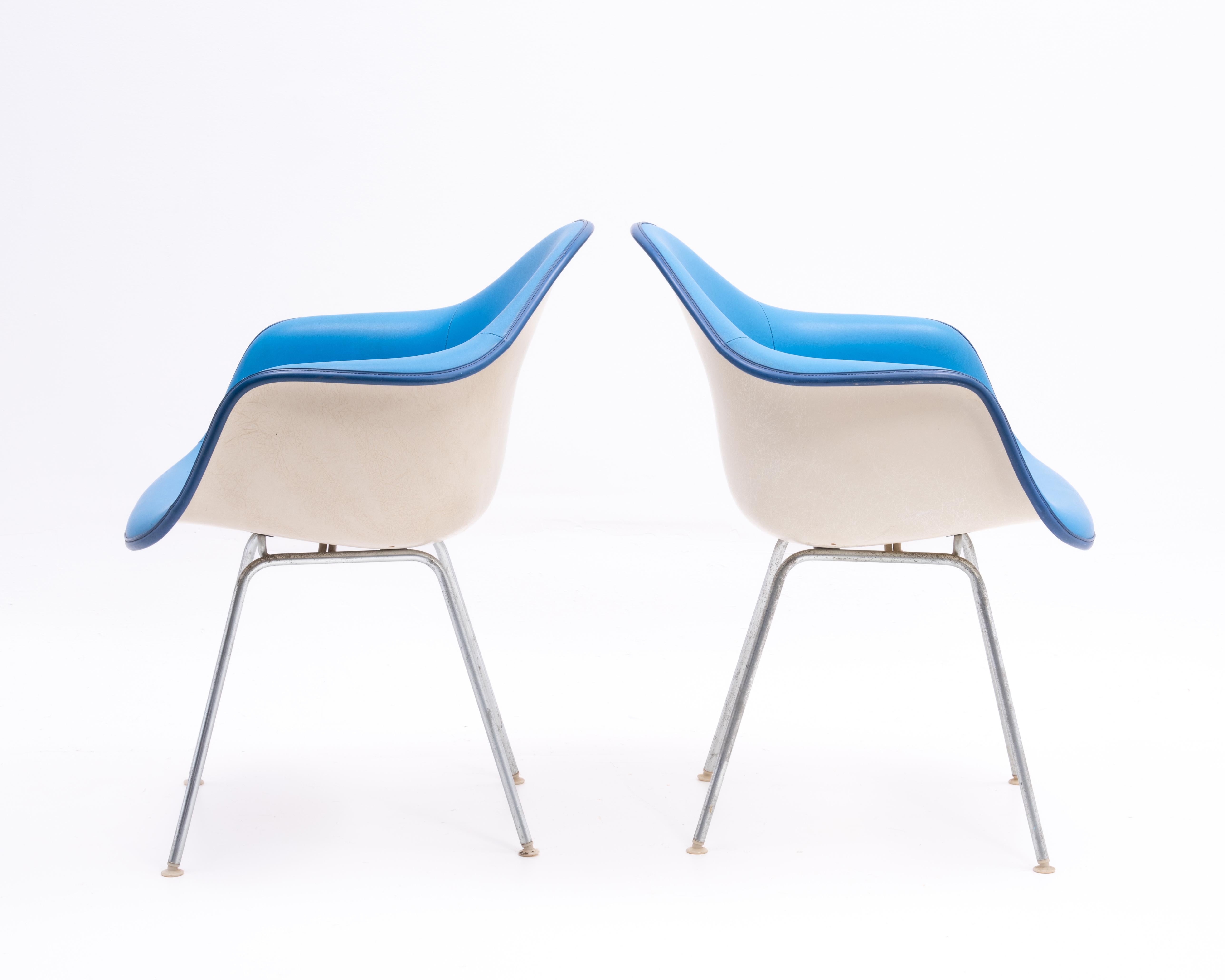 Paire de chaises à accoudoirs rembourrés Charles Eames et Herman Miller Alexander Girard Bon état - En vente à Forest Grove, PA