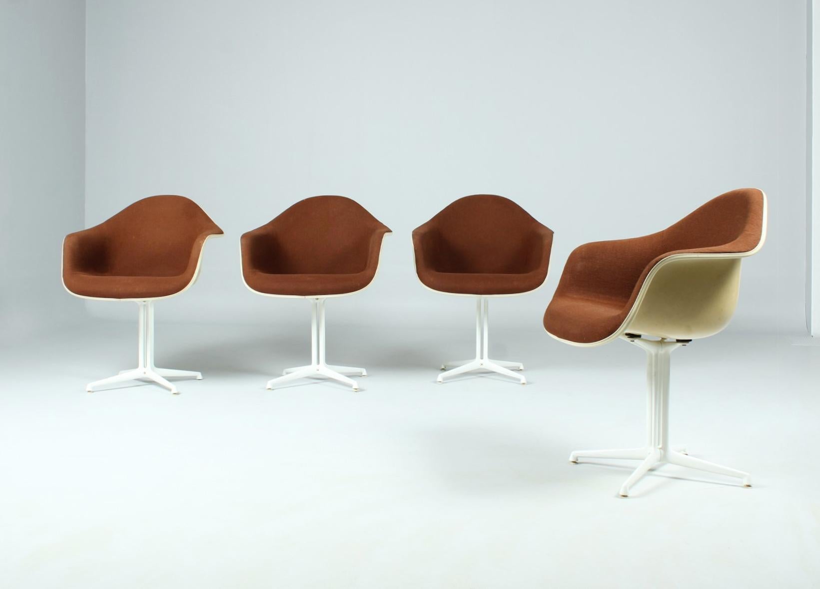 Seating group La Fonda, design by Charles & Ray Eames from 1961.

The set consists of four arm chairs, two chairs and an extendable table. Original fabric upholstery.
Visible signs of use. One of the arm chairs has a seam partially open. On the