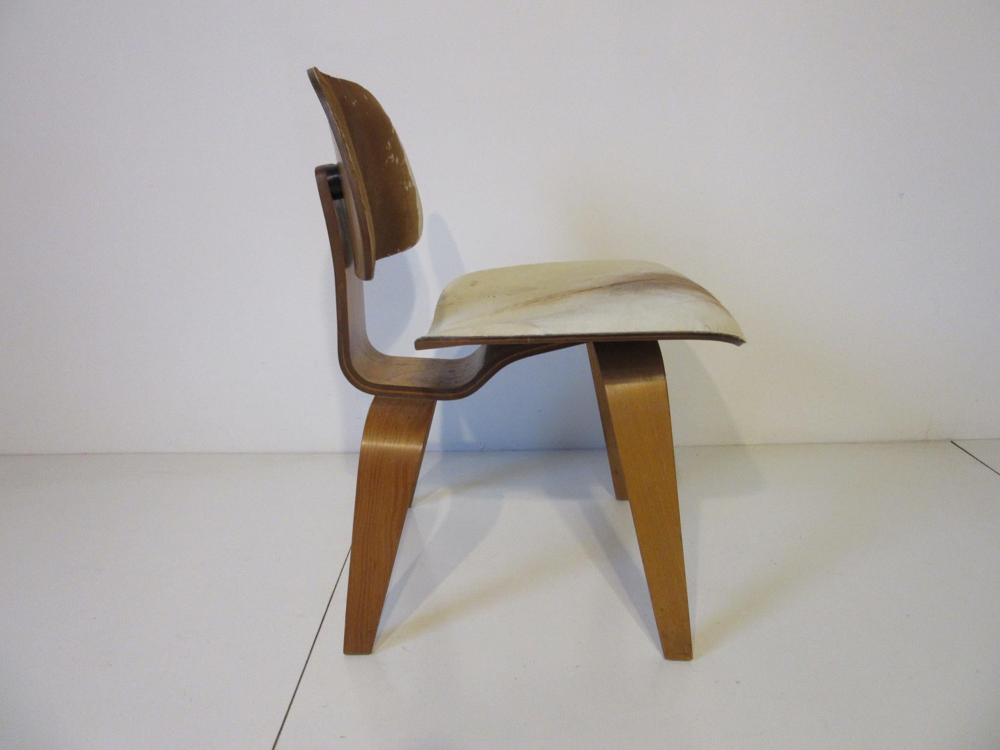 Mid-Century Modern Chaise de salle à manger en peau de très jeune animal, Ray & Charles Eames pour la société Evans en vente