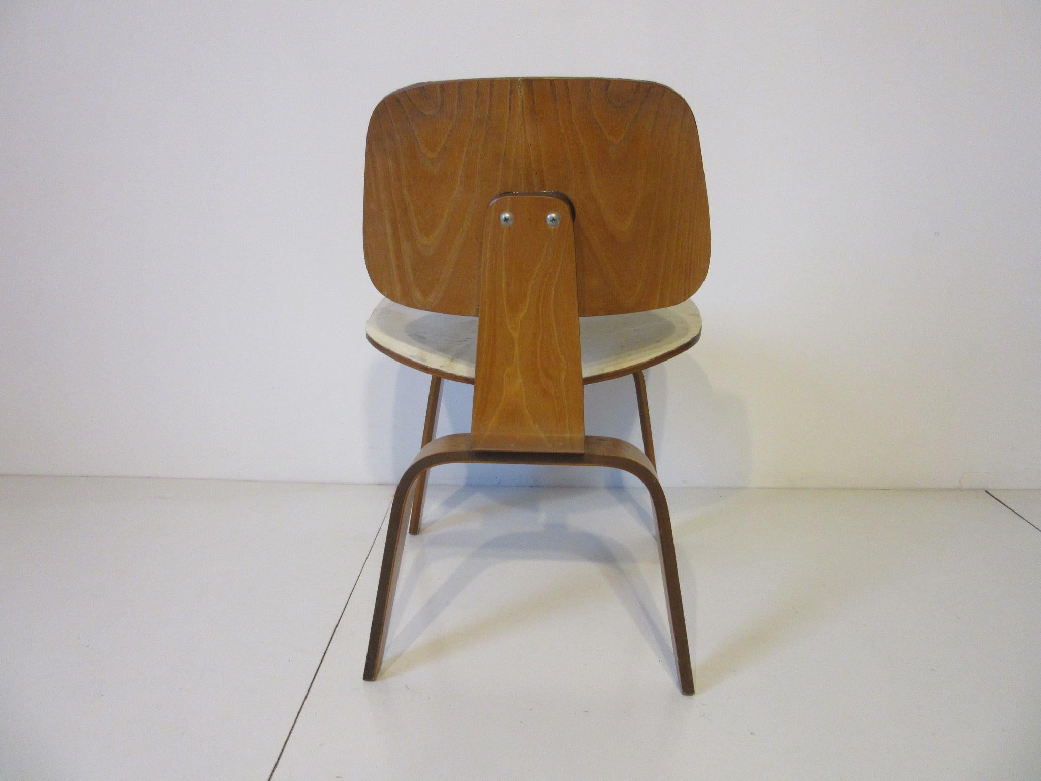 Américain Chaise de salle à manger en peau de très jeune animal, Ray & Charles Eames pour la société Evans en vente