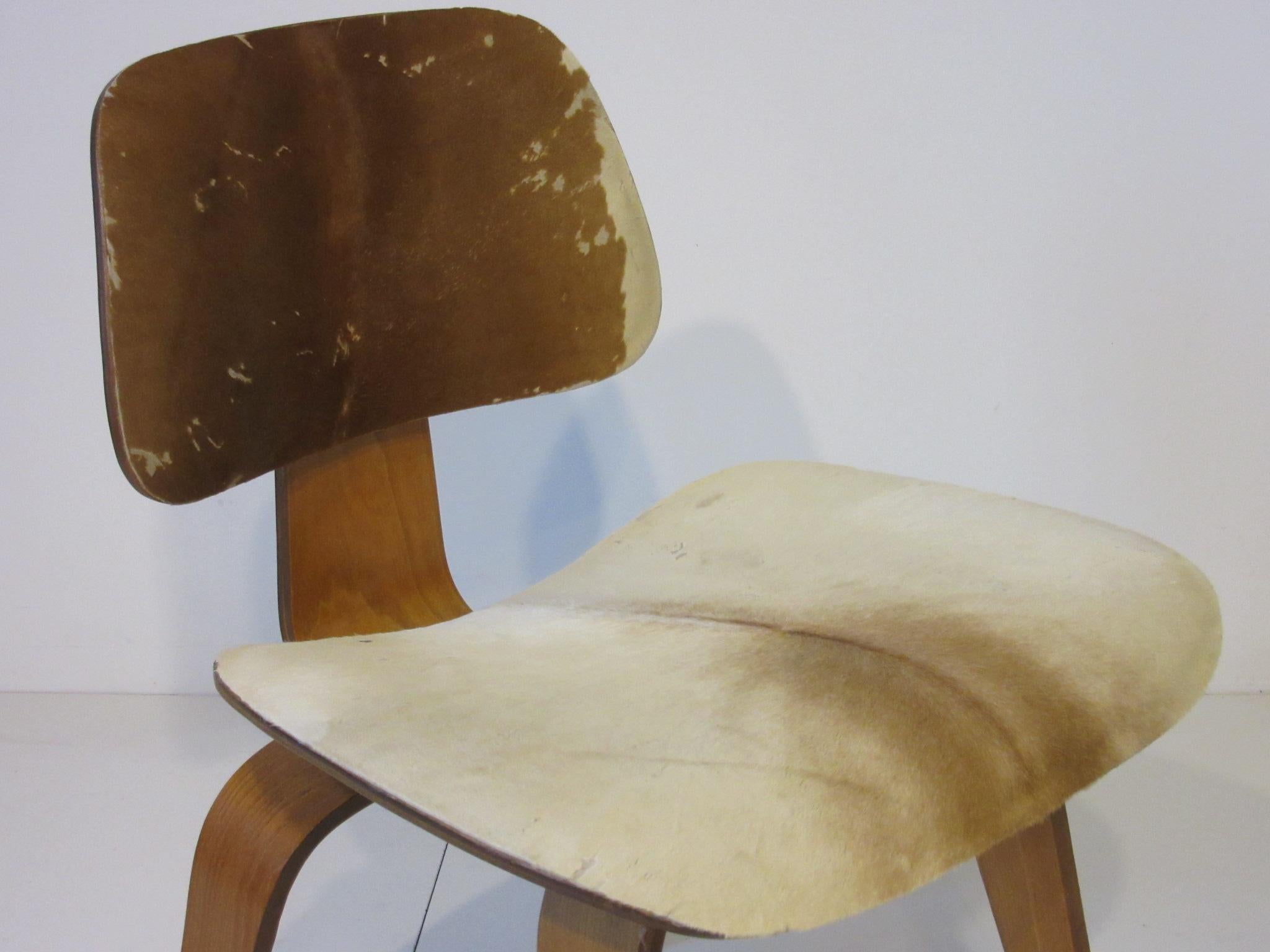 20ième siècle Chaise de salle à manger en peau de très jeune animal, Ray & Charles Eames pour la société Evans en vente