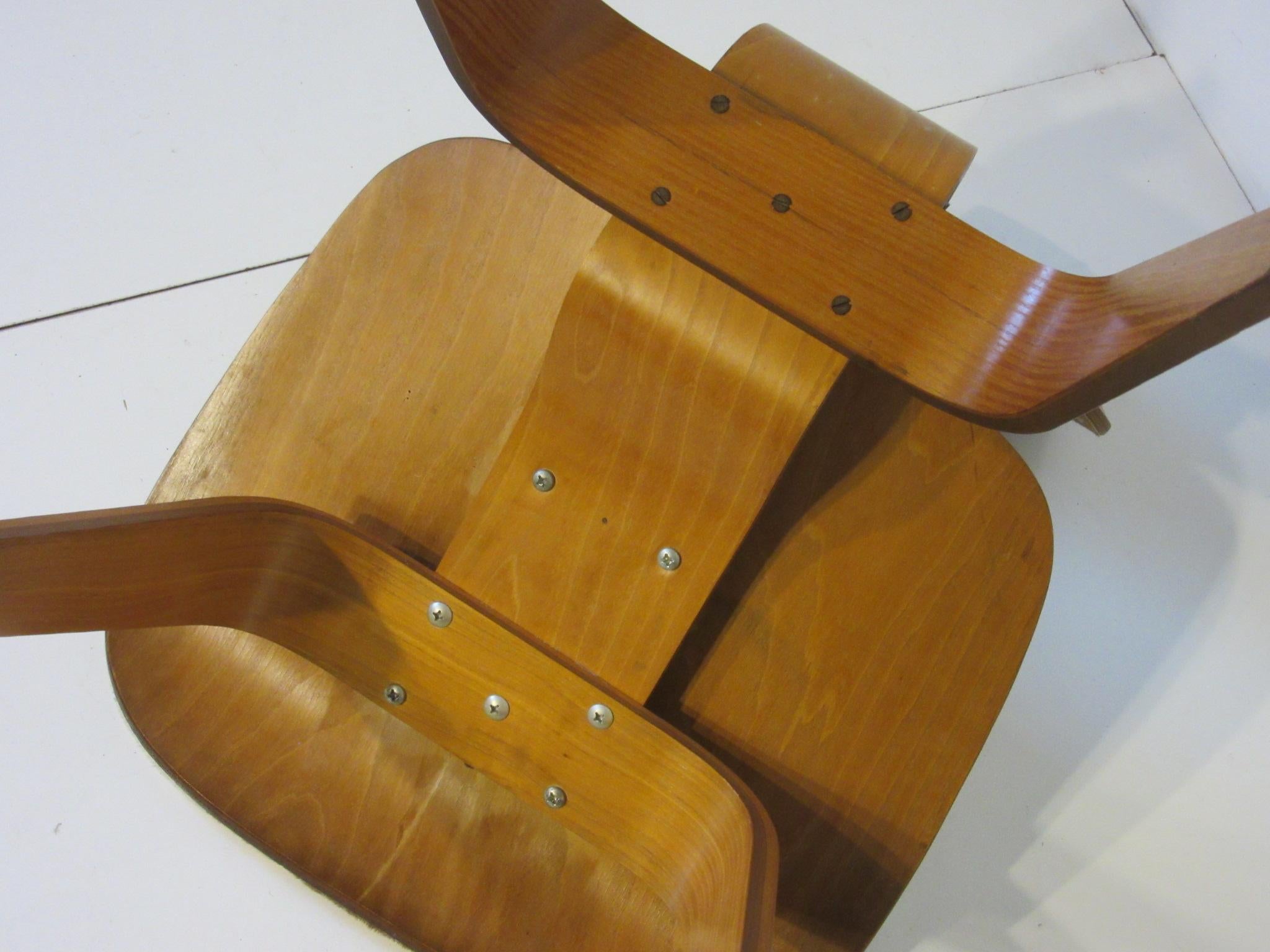 Peau d'animal Chaise de salle à manger en peau de très jeune animal, Ray & Charles Eames pour la société Evans en vente