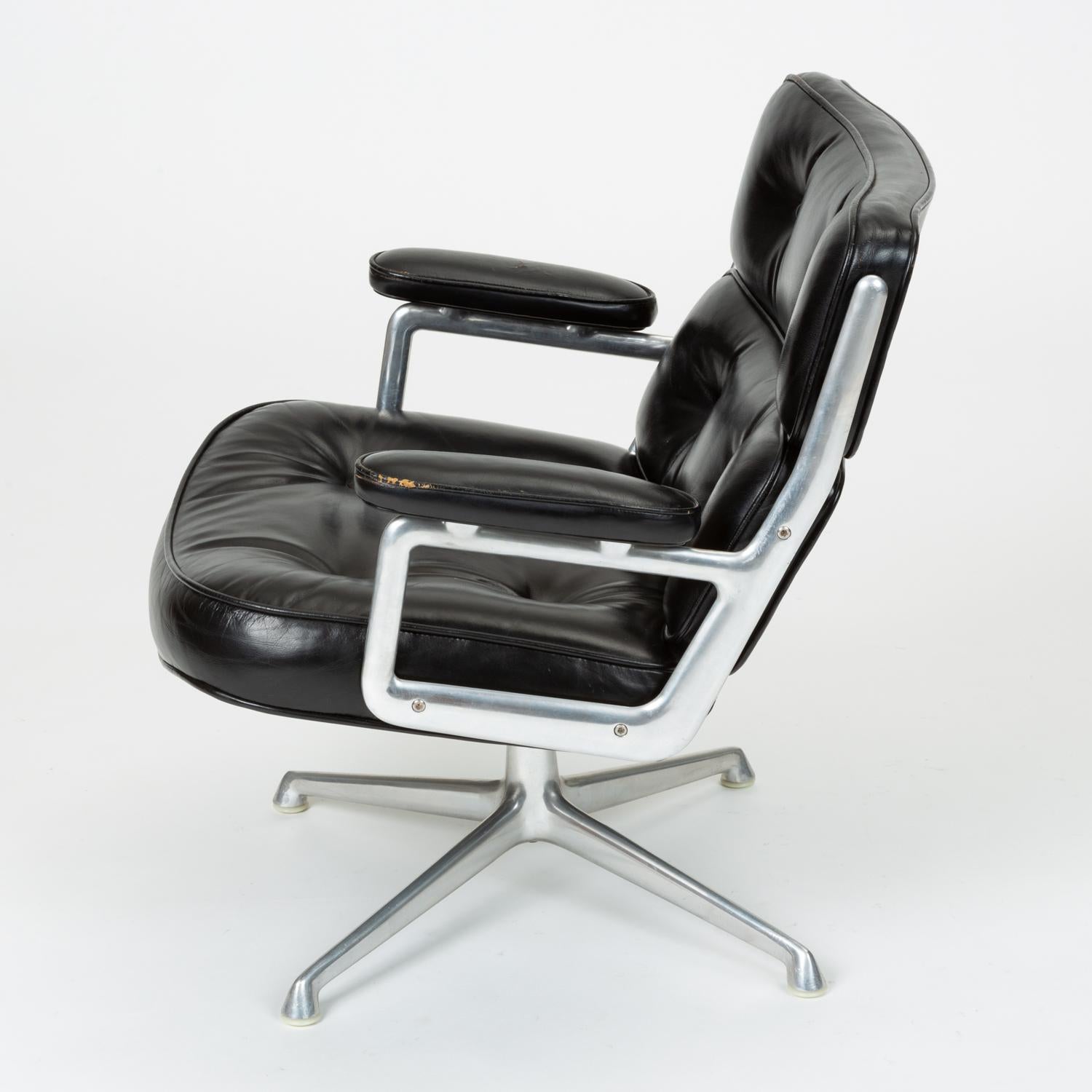 Ray and Charles Eames Time Life Lobby Chair in Black Leather In Excellent Condition In Los Angeles, CA