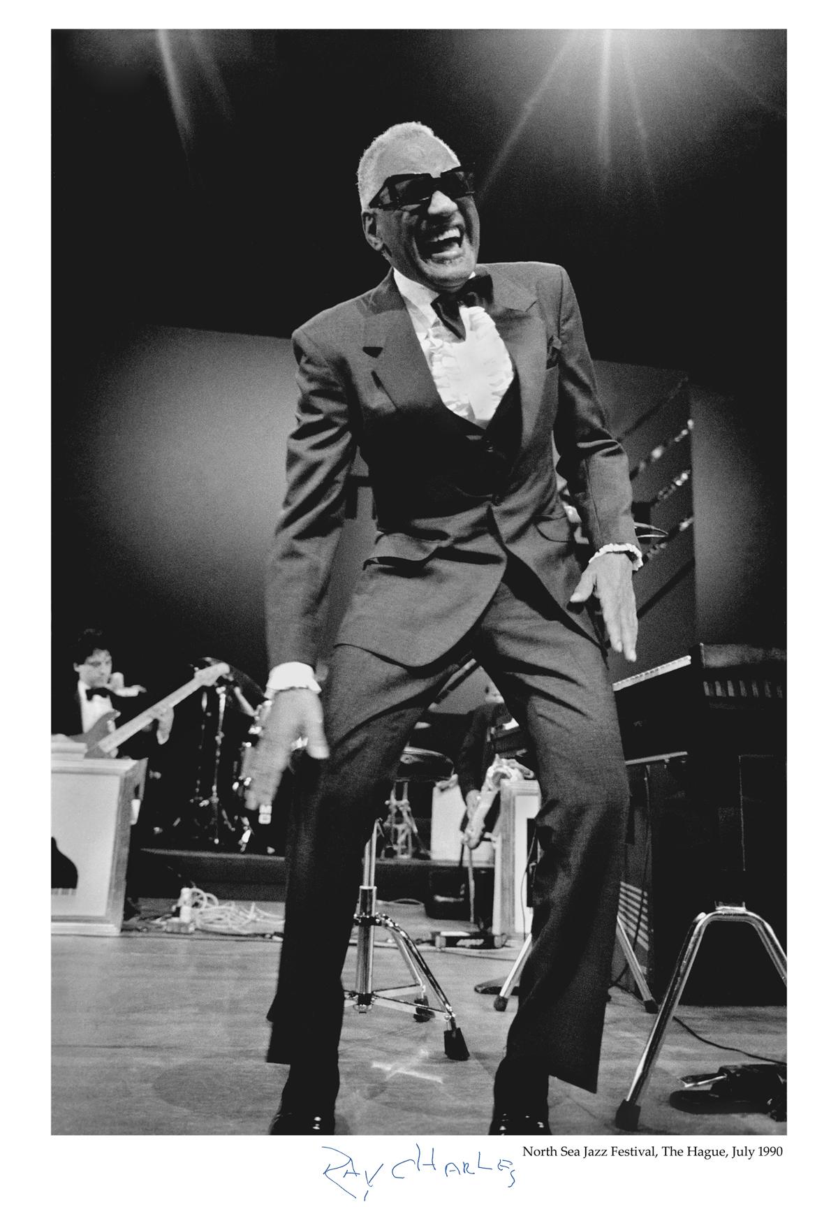 Ray Charles au North Sea Jazz Festival, La Haye. Imprimé de très grande taille, haute résolution, signé et numéroté, créé à partir du négatif original sur du papier de qualité archive, sans acide. Ce processus est supervisé, numéroté et signé par