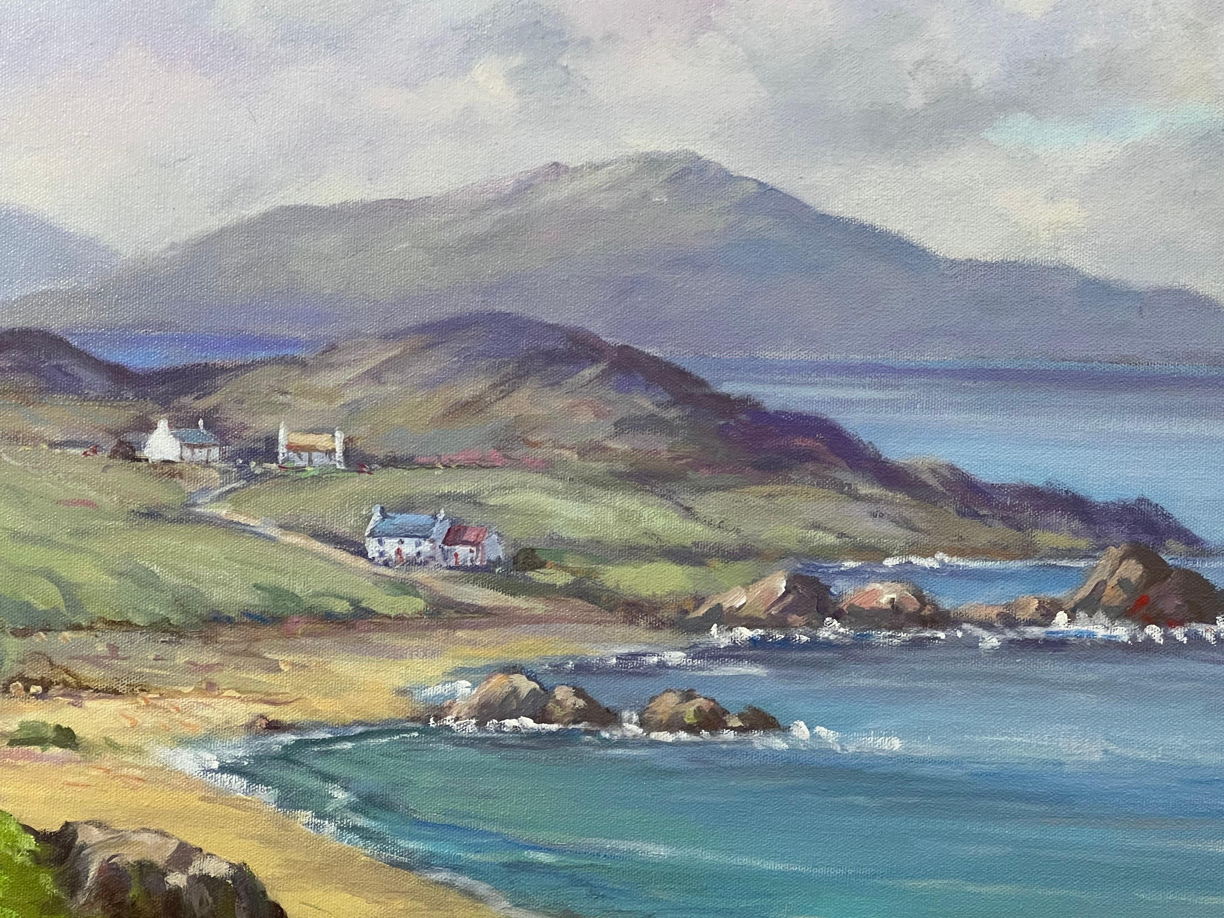 Oceano Atlantico dalla costa dell'Irlanda con cottage in collina 5