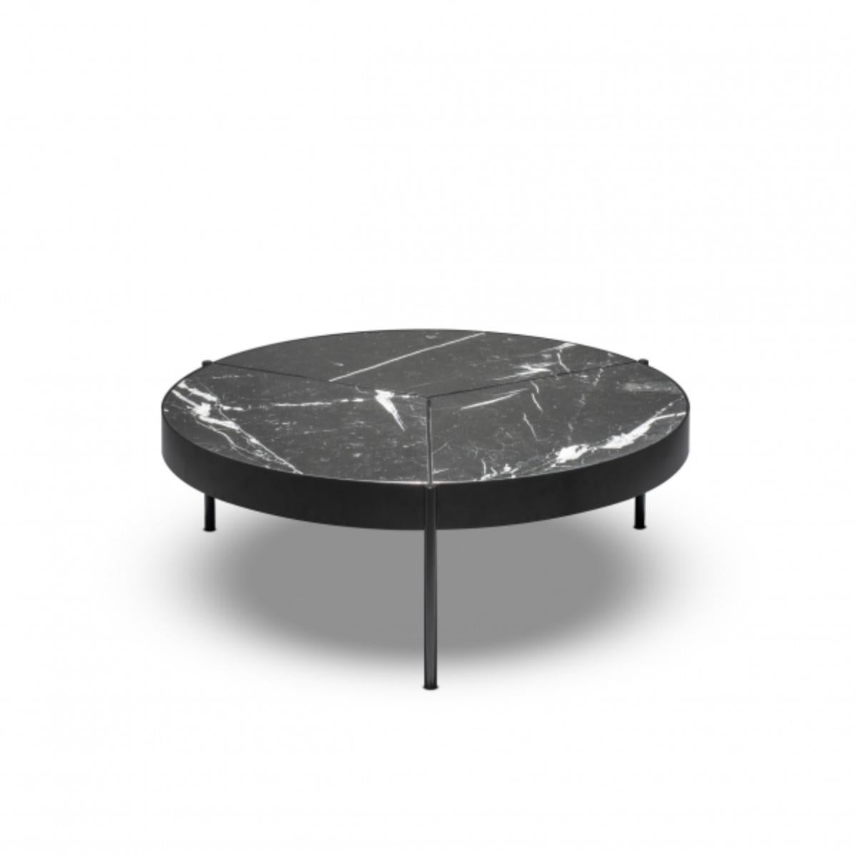 Table basse Ray 100 par Duistt
Dimensions : D 100 x H 35 cm
Matériaux : Marbre Nero Marquina et Bronze

La table basse RAY est une combinaison d'élégance et de polyvalence. Ses trois rayons délicats confinent la division au plateau de la table,