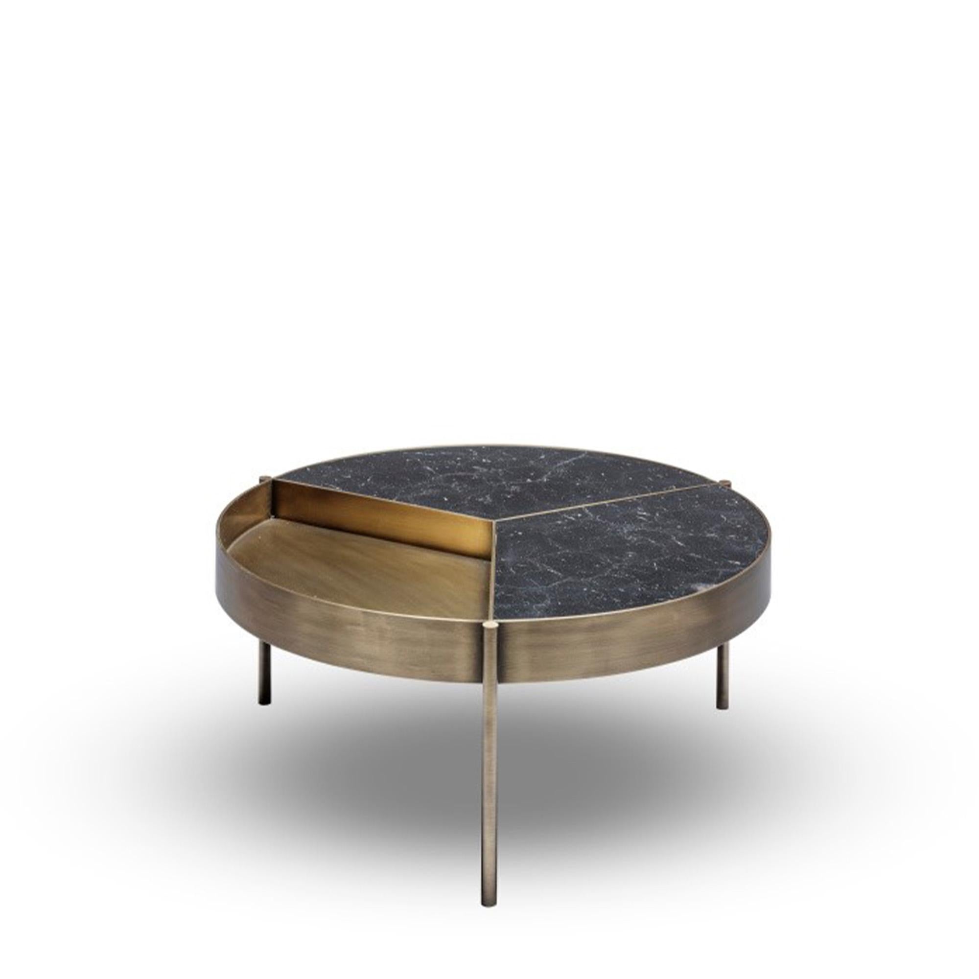 Table basse Ray par Duistt
Dimensions : D 80 x H 35 cm
Matériaux : Marbre Nero Marquina et Bronze

La table basse RAY est une combinaison d'élégance et de polyvalence. Ses trois rayons délicats confinent la division à la table, permettant la