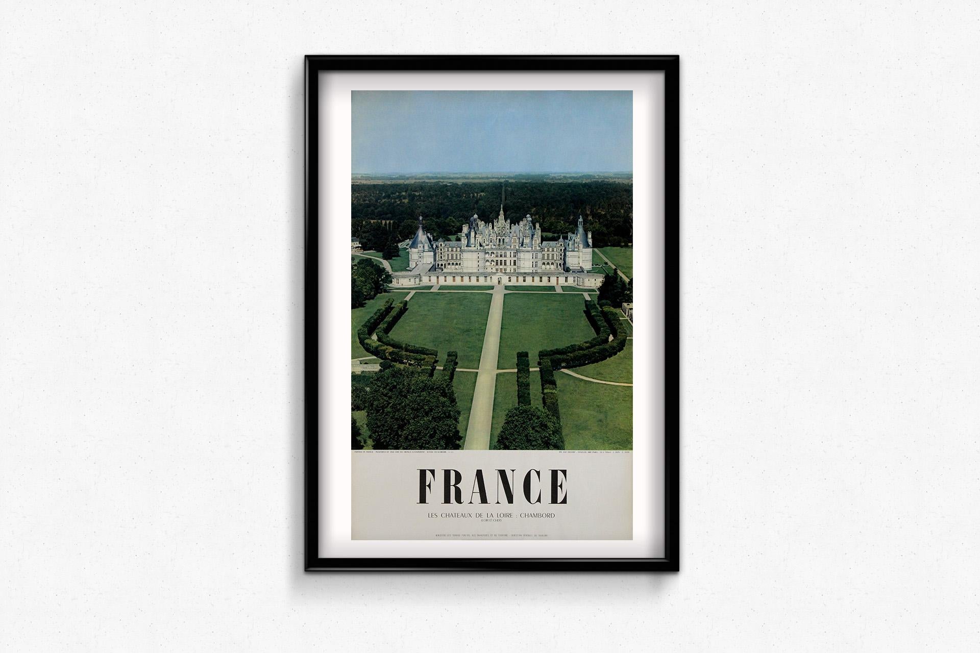 Dieses beeindruckende Reiseplakat von Ray Delvert aus dem Jahr 1956 zeigt das Château de Chambord, eines der berühmtesten Schlösser des Loire-Tals. Dieses Plakat ist Teil einer Serie zur Förderung des französischen Kulturerbes und des