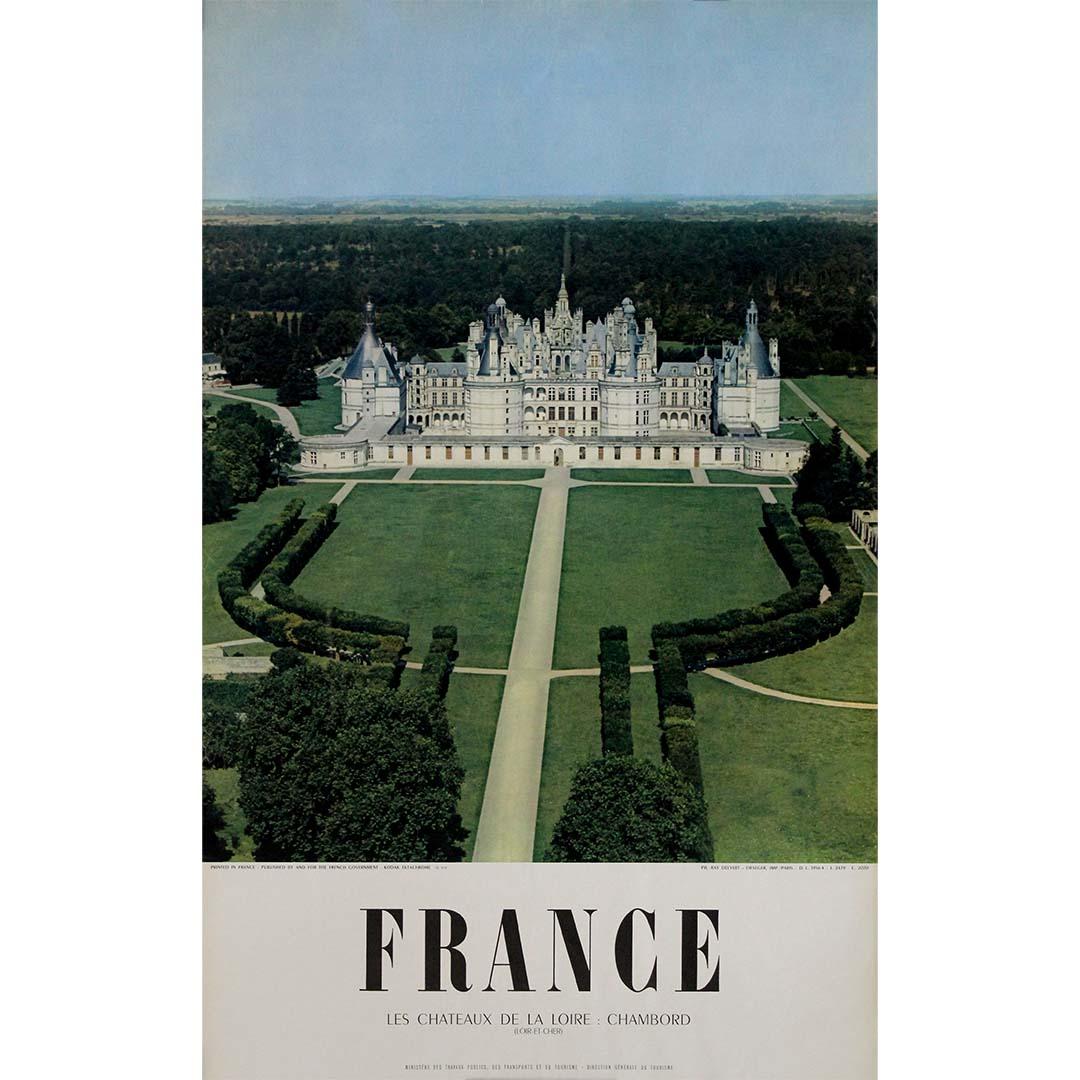 Reiseplakat von 1956 Château de Chambord, das ikonische Schloss des Loire-Tals – Print von Ray Delvert