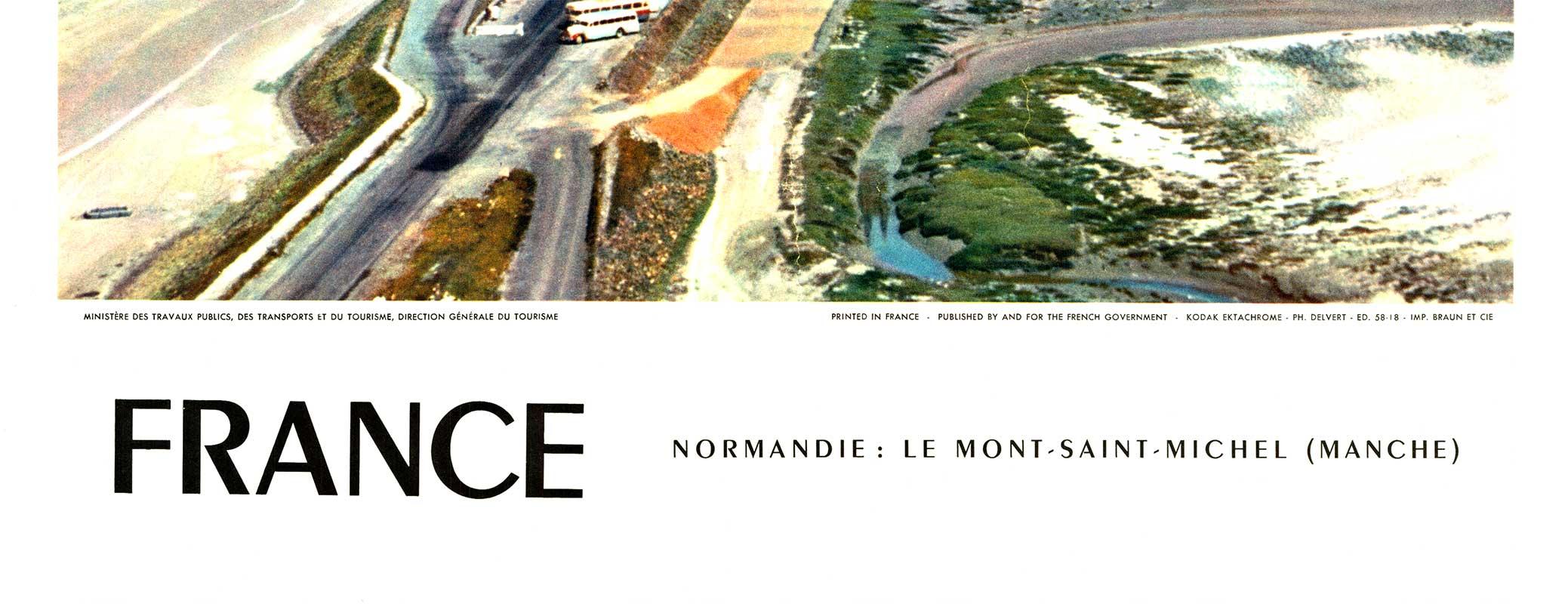 Normandía original: Le Mont-Saint-Michel (Mancha) cartel de viaje de época sobre lino - Print realista estadounidense de Ray Delvert