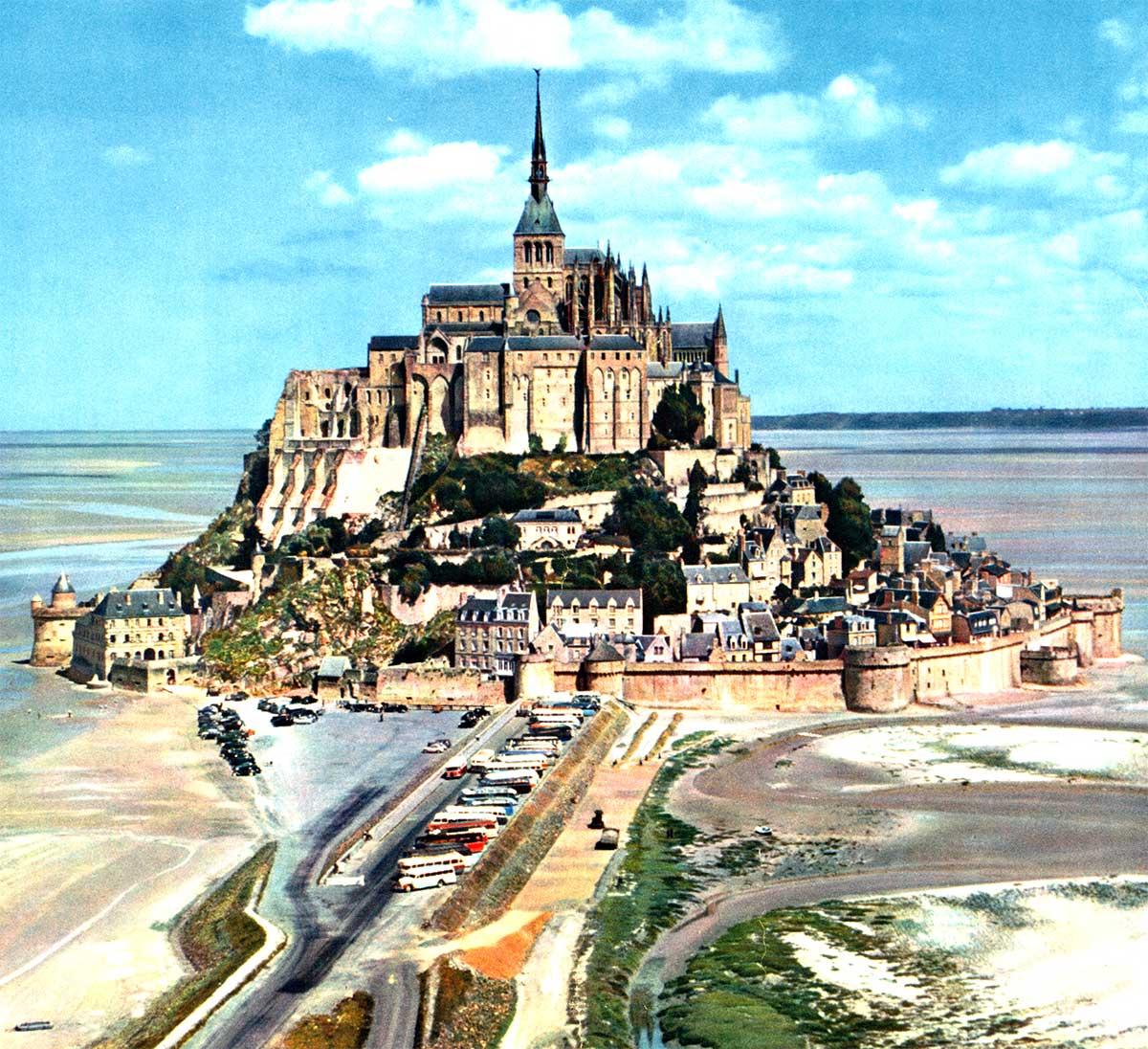 Normandía original: Le Mont-Saint-Michel (Mancha) cartel de viaje de época sobre lino - Landscape Print Azul de Ray Delvert