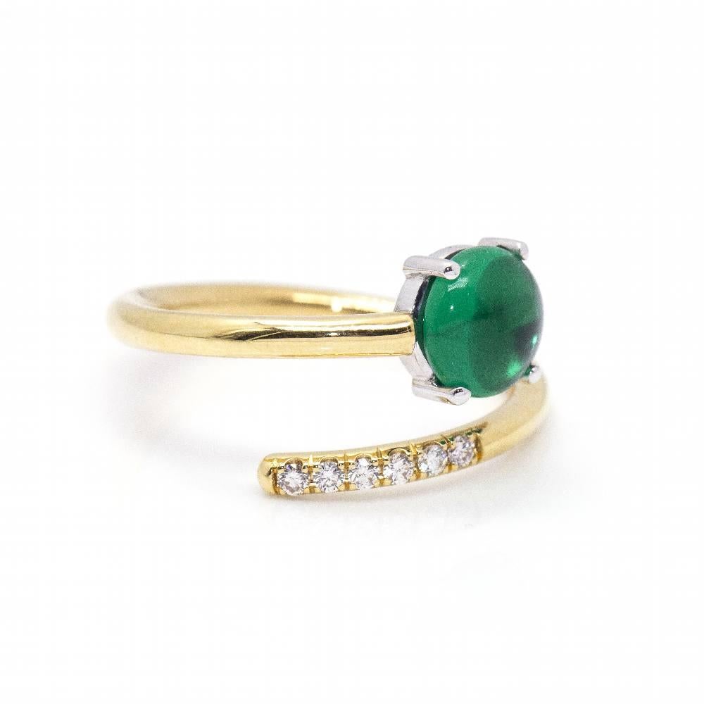 Yellow Gold Ring for woman : 6x Brilliant Cut Diamonds with a total weight of 0,085cts in H/VS quality and 1x 7mm round Emerald Size 13 : 18kt Yellow Gold : 4,24 grams : Brand New : Ref :D360101