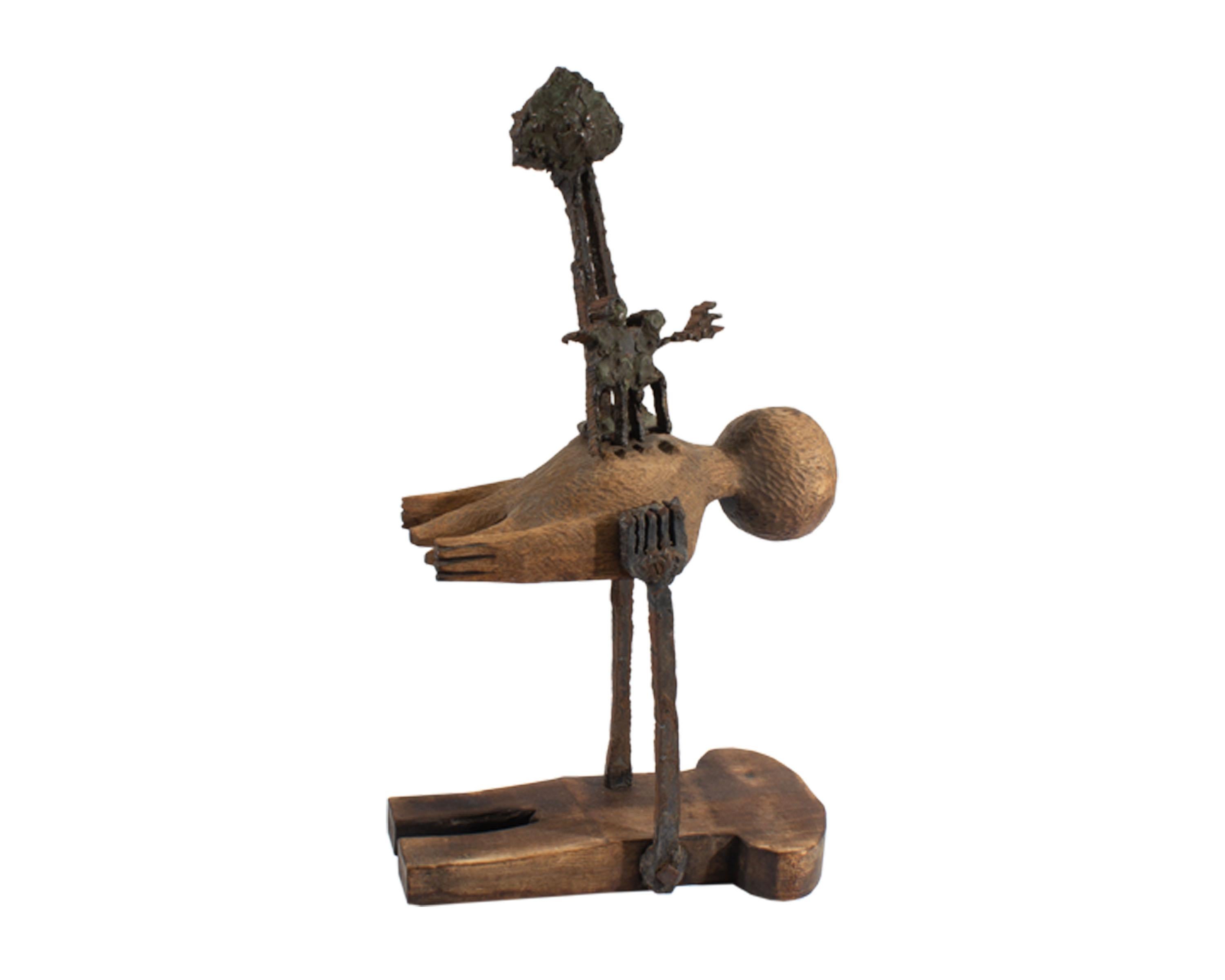 Sculpture abstraite brutaliste en bois et en métal de l'artiste américain Ray Fink (1922-1998). La sculpture figurative se compose de deux personnages en métal enlacés sous un arbre. Ils reposent sur une figure en bois de forme libre suspendue par