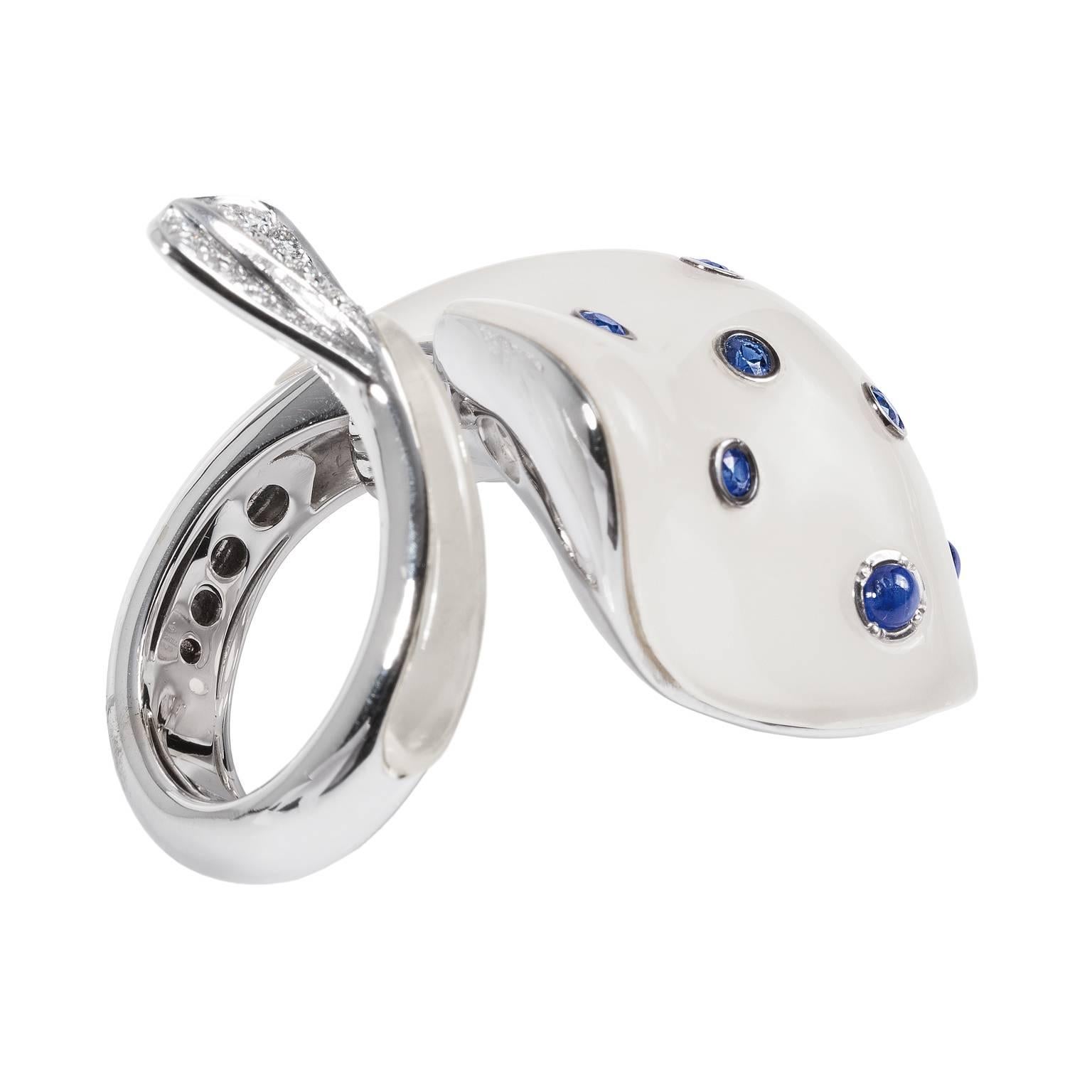 Ray Fish White Diamond Blue Sapphire Milky Quartz 18Kt Gold Ring Made in Italy
A Ray fish ring roll on the finger with a milky effect made by the quartz hand cut. There are 10 sapphires in a collet setting ( two cabochon and eight brilliant cut) in
